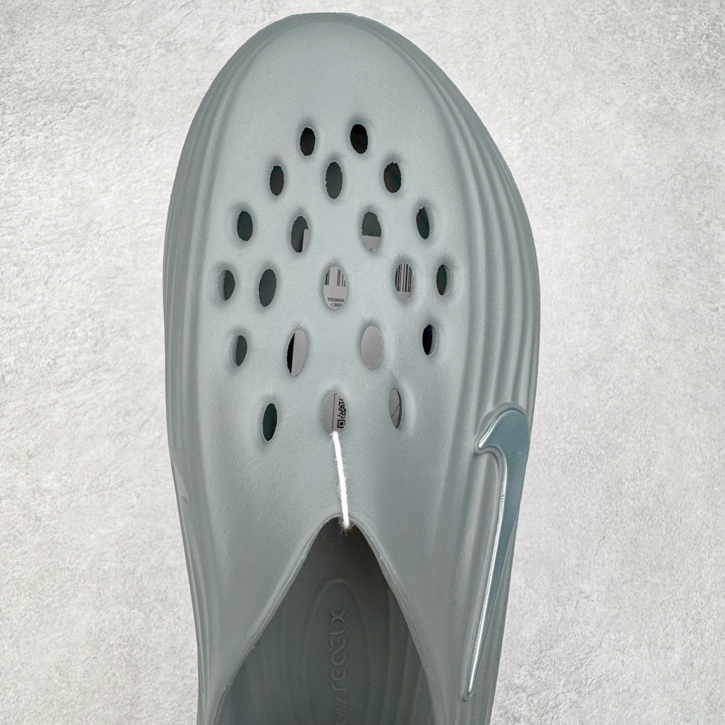 图片[4]-＃Lw纯原 NK ReactX Rejuven8 简约舒适百搭洞洞鞋 FV5060-002 重金购入原鞋及原档案磨具生产指令开发 唯一正确组合大底 组合侧面Logo 鞋头不过分上翘 后跟Logo 凹凸明显 轮廓分明 LOGO内侧钢印清晰工整 原厂磨具全鞋无多余毛边 同源公司EVA粒子环保塑料 原厂指令配方 无任何异味 弹性卡色均保持原鞋一致 匠心打造 鞋口弧度大小 鞋面色泽质感同步原鞋 LOGO内侧钢印清晰工整 从名字就能看出，这款鞋搭载了React X缓震科技，保证了舒适的脚感和轻盈的穿着体验。设计上，这双鞋采用了近几年非常流行的洞洞鞋风格，但特别之处在于加入了波浪纹路细节，让整个鞋型看起来更有立体感，视觉上也增添了几分现代感。尺码：36 36.5 37.5 38 38.5 39 40 40.5 41 42 42.5 43 44 44.5 45 46.5 47.5 48.5-选品中心