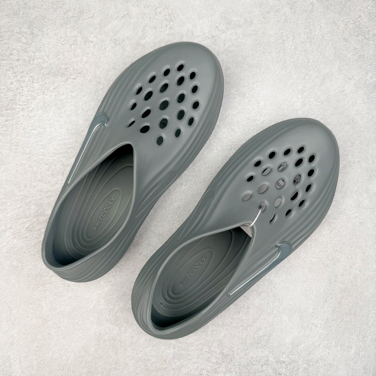 图片[3]-＃Lw纯原 NK ReactX Rejuven8 简约舒适百搭洞洞鞋 FV5060-002 重金购入原鞋及原档案磨具生产指令开发 唯一正确组合大底 组合侧面Logo 鞋头不过分上翘 后跟Logo 凹凸明显 轮廓分明 LOGO内侧钢印清晰工整 原厂磨具全鞋无多余毛边 同源公司EVA粒子环保塑料 原厂指令配方 无任何异味 弹性卡色均保持原鞋一致 匠心打造 鞋口弧度大小 鞋面色泽质感同步原鞋 LOGO内侧钢印清晰工整 从名字就能看出，这款鞋搭载了React X缓震科技，保证了舒适的脚感和轻盈的穿着体验。设计上，这双鞋采用了近几年非常流行的洞洞鞋风格，但特别之处在于加入了波浪纹路细节，让整个鞋型看起来更有立体感，视觉上也增添了几分现代感。尺码：36 36.5 37.5 38 38.5 39 40 40.5 41 42 42.5 43 44 44.5 45 46.5 47.5 48.5-选品中心