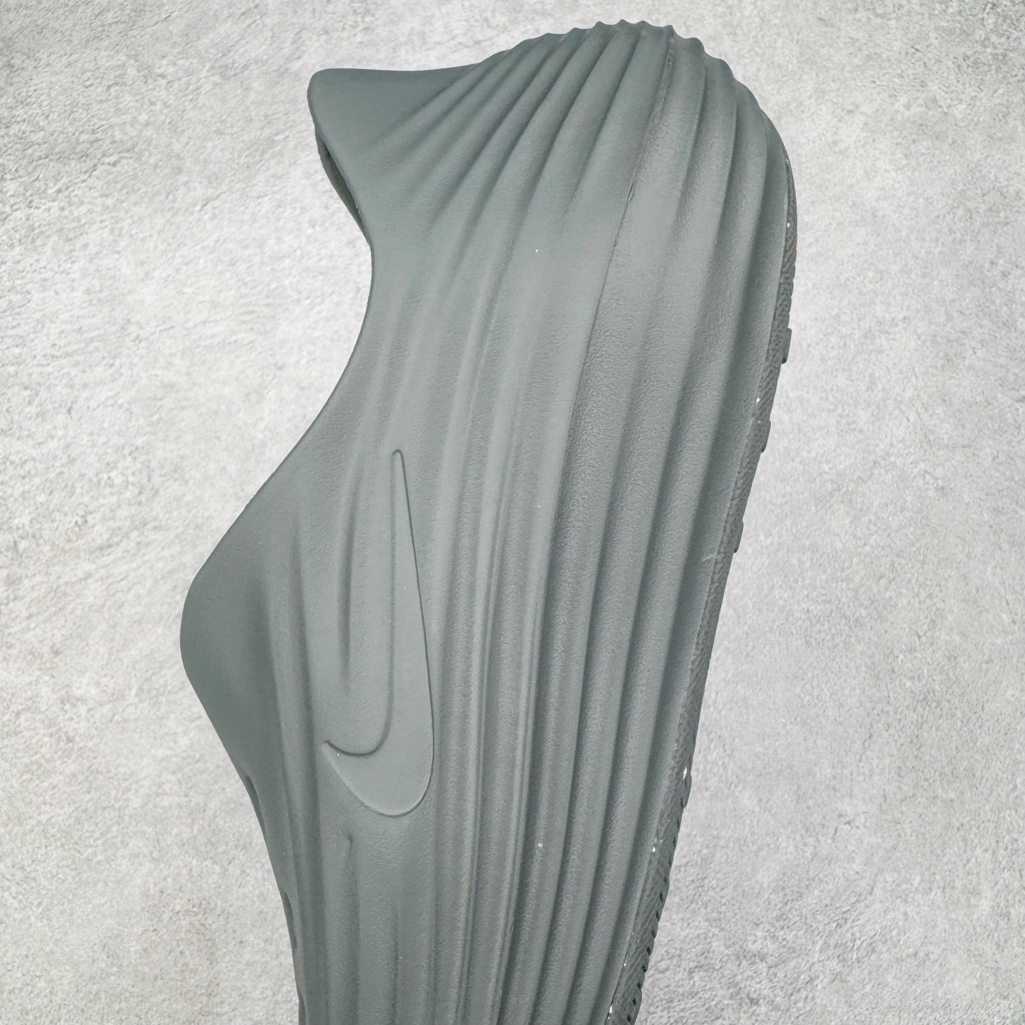 图片[7]-＃Lw纯原 NK ReactX Rejuven8 简约舒适百搭洞洞鞋 FV5060-002 重金购入原鞋及原档案磨具生产指令开发 唯一正确组合大底 组合侧面Logo 鞋头不过分上翘 后跟Logo 凹凸明显 轮廓分明 LOGO内侧钢印清晰工整 原厂磨具全鞋无多余毛边 同源公司EVA粒子环保塑料 原厂指令配方 无任何异味 弹性卡色均保持原鞋一致 匠心打造 鞋口弧度大小 鞋面色泽质感同步原鞋 LOGO内侧钢印清晰工整 从名字就能看出，这款鞋搭载了React X缓震科技，保证了舒适的脚感和轻盈的穿着体验。设计上，这双鞋采用了近几年非常流行的洞洞鞋风格，但特别之处在于加入了波浪纹路细节，让整个鞋型看起来更有立体感，视觉上也增添了几分现代感。尺码：36 36.5 37.5 38 38.5 39 40 40.5 41 42 42.5 43 44 44.5 45 46.5 47.5 48.5-选品中心