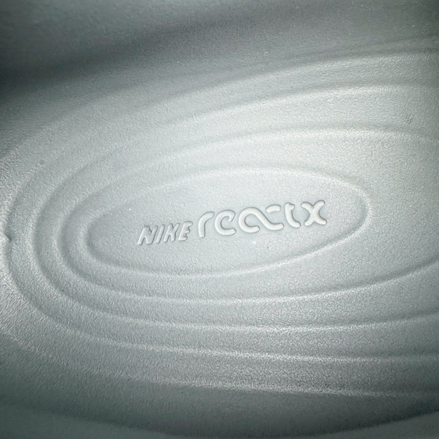 图片[13]-＃Lw纯原 NK ReactX Rejuven8 简约舒适百搭洞洞鞋 FV5060-002 重金购入原鞋及原档案磨具生产指令开发 唯一正确组合大底 组合侧面Logo 鞋头不过分上翘 后跟Logo 凹凸明显 轮廓分明 LOGO内侧钢印清晰工整 原厂磨具全鞋无多余毛边 同源公司EVA粒子环保塑料 原厂指令配方 无任何异味 弹性卡色均保持原鞋一致 匠心打造 鞋口弧度大小 鞋面色泽质感同步原鞋 LOGO内侧钢印清晰工整 从名字就能看出，这款鞋搭载了React X缓震科技，保证了舒适的脚感和轻盈的穿着体验。设计上，这双鞋采用了近几年非常流行的洞洞鞋风格，但特别之处在于加入了波浪纹路细节，让整个鞋型看起来更有立体感，视觉上也增添了几分现代感。尺码：36 36.5 37.5 38 38.5 39 40 40.5 41 42 42.5 43 44 44.5 45 46.5 47.5 48.5-选品中心