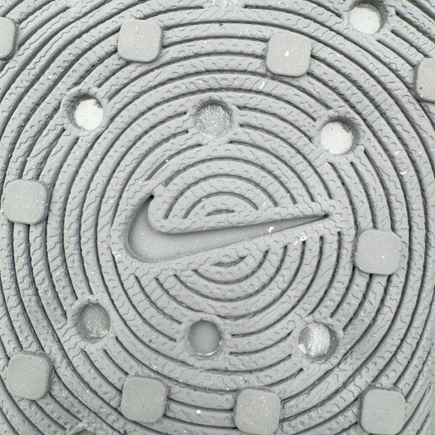 图片[19]-＃Lw纯原 NK ReactX Rejuven8 简约舒适百搭洞洞鞋 FV5060-002 重金购入原鞋及原档案磨具生产指令开发 唯一正确组合大底 组合侧面Logo 鞋头不过分上翘 后跟Logo 凹凸明显 轮廓分明 LOGO内侧钢印清晰工整 原厂磨具全鞋无多余毛边 同源公司EVA粒子环保塑料 原厂指令配方 无任何异味 弹性卡色均保持原鞋一致 匠心打造 鞋口弧度大小 鞋面色泽质感同步原鞋 LOGO内侧钢印清晰工整 从名字就能看出，这款鞋搭载了React X缓震科技，保证了舒适的脚感和轻盈的穿着体验。设计上，这双鞋采用了近几年非常流行的洞洞鞋风格，但特别之处在于加入了波浪纹路细节，让整个鞋型看起来更有立体感，视觉上也增添了几分现代感。尺码：36 36.5 37.5 38 38.5 39 40 40.5 41 42 42.5 43 44 44.5 45 46.5 47.5 48.5-选品中心