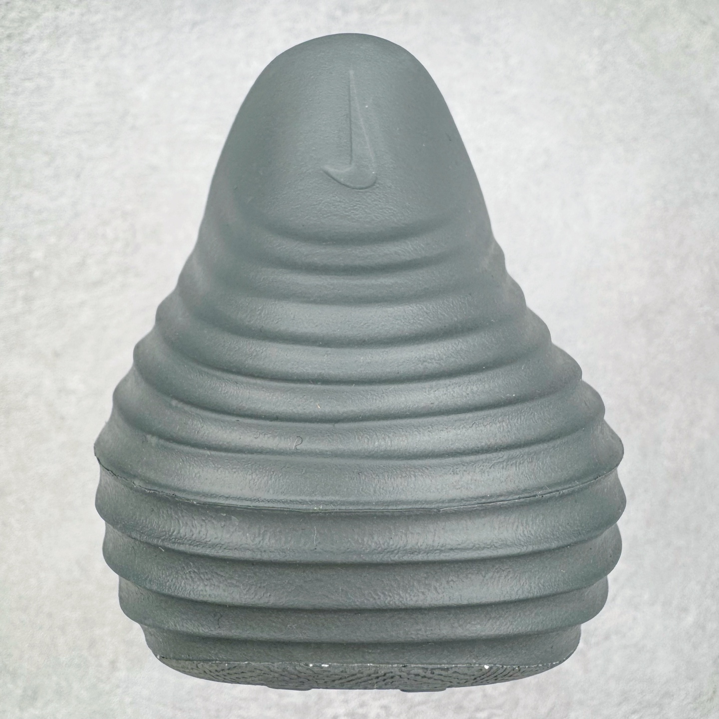 图片[8]-＃Lw纯原 NK ReactX Rejuven8 简约舒适百搭洞洞鞋 FV5060-002 重金购入原鞋及原档案磨具生产指令开发 唯一正确组合大底 组合侧面Logo 鞋头不过分上翘 后跟Logo 凹凸明显 轮廓分明 LOGO内侧钢印清晰工整 原厂磨具全鞋无多余毛边 同源公司EVA粒子环保塑料 原厂指令配方 无任何异味 弹性卡色均保持原鞋一致 匠心打造 鞋口弧度大小 鞋面色泽质感同步原鞋 LOGO内侧钢印清晰工整 从名字就能看出，这款鞋搭载了React X缓震科技，保证了舒适的脚感和轻盈的穿着体验。设计上，这双鞋采用了近几年非常流行的洞洞鞋风格，但特别之处在于加入了波浪纹路细节，让整个鞋型看起来更有立体感，视觉上也增添了几分现代感。尺码：36 36.5 37.5 38 38.5 39 40 40.5 41 42 42.5 43 44 44.5 45 46.5 47.5 48.5-选品中心