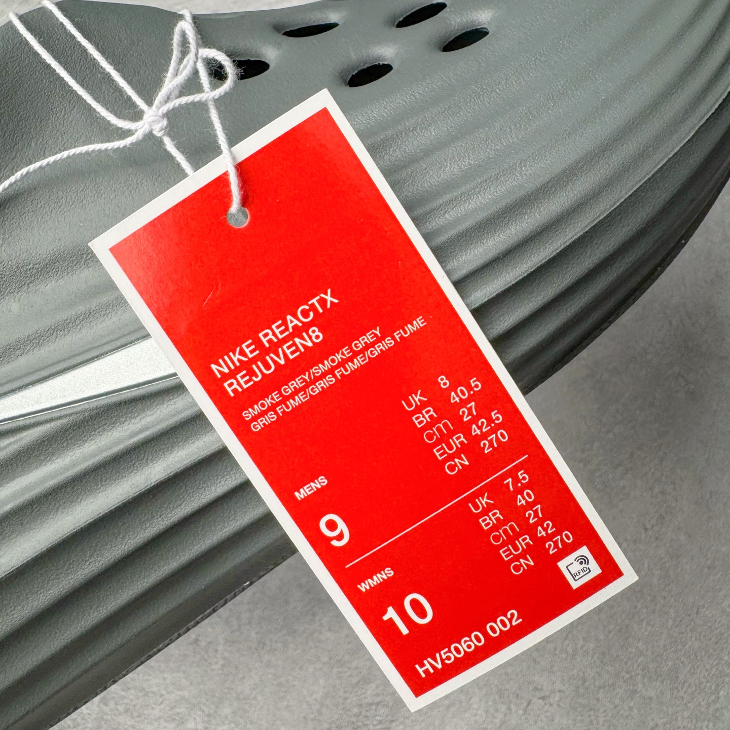 图片[11]-＃Lw纯原 NK ReactX Rejuven8 简约舒适百搭洞洞鞋 FV5060-002 重金购入原鞋及原档案磨具生产指令开发 唯一正确组合大底 组合侧面Logo 鞋头不过分上翘 后跟Logo 凹凸明显 轮廓分明 LOGO内侧钢印清晰工整 原厂磨具全鞋无多余毛边 同源公司EVA粒子环保塑料 原厂指令配方 无任何异味 弹性卡色均保持原鞋一致 匠心打造 鞋口弧度大小 鞋面色泽质感同步原鞋 LOGO内侧钢印清晰工整 从名字就能看出，这款鞋搭载了React X缓震科技，保证了舒适的脚感和轻盈的穿着体验。设计上，这双鞋采用了近几年非常流行的洞洞鞋风格，但特别之处在于加入了波浪纹路细节，让整个鞋型看起来更有立体感，视觉上也增添了几分现代感。尺码：36 36.5 37.5 38 38.5 39 40 40.5 41 42 42.5 43 44 44.5 45 46.5 47.5 48.5-选品中心