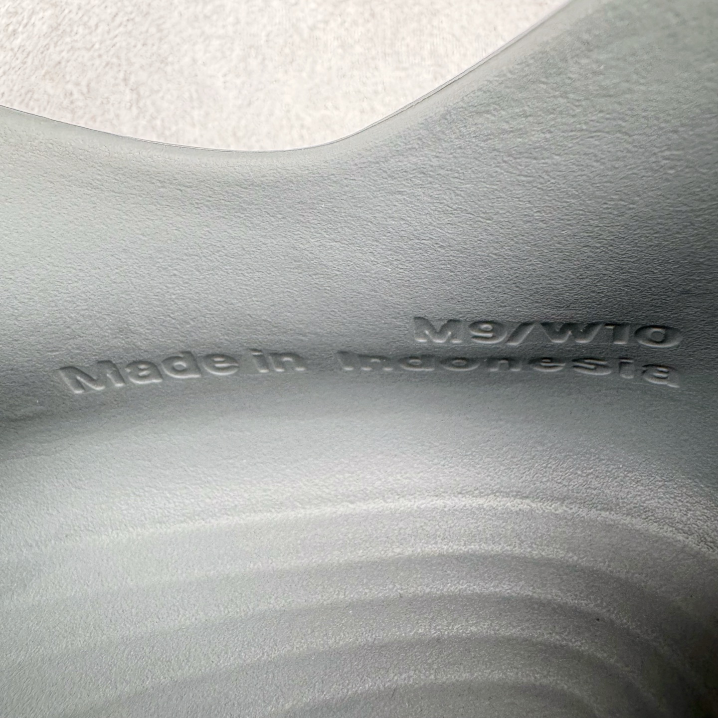 图片[12]-＃Lw纯原 NK ReactX Rejuven8 简约舒适百搭洞洞鞋 FV5060-002 重金购入原鞋及原档案磨具生产指令开发 唯一正确组合大底 组合侧面Logo 鞋头不过分上翘 后跟Logo 凹凸明显 轮廓分明 LOGO内侧钢印清晰工整 原厂磨具全鞋无多余毛边 同源公司EVA粒子环保塑料 原厂指令配方 无任何异味 弹性卡色均保持原鞋一致 匠心打造 鞋口弧度大小 鞋面色泽质感同步原鞋 LOGO内侧钢印清晰工整 从名字就能看出，这款鞋搭载了React X缓震科技，保证了舒适的脚感和轻盈的穿着体验。设计上，这双鞋采用了近几年非常流行的洞洞鞋风格，但特别之处在于加入了波浪纹路细节，让整个鞋型看起来更有立体感，视觉上也增添了几分现代感。尺码：36 36.5 37.5 38 38.5 39 40 40.5 41 42 42.5 43 44 44.5 45 46.5 47.5 48.5-选品中心