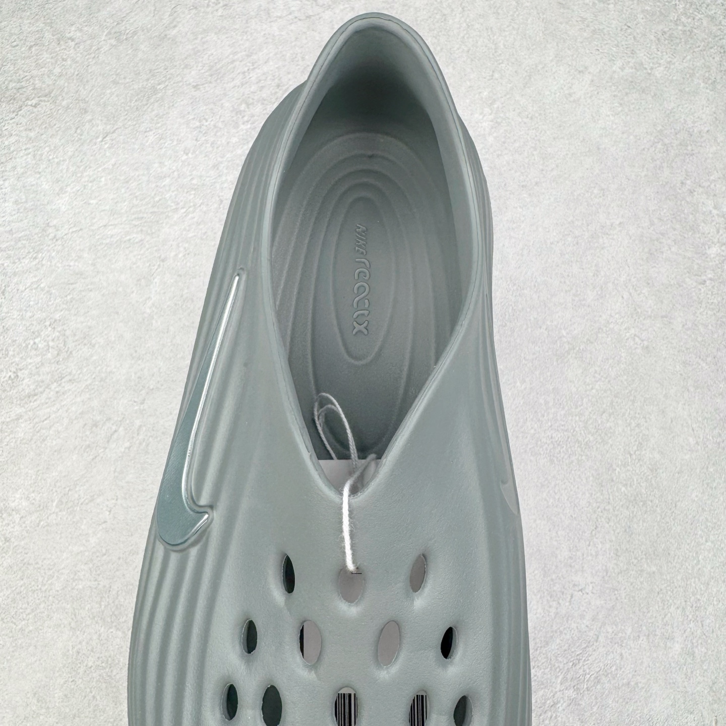 图片[5]-＃Lw纯原 NK ReactX Rejuven8 简约舒适百搭洞洞鞋 FV5060-002 重金购入原鞋及原档案磨具生产指令开发 唯一正确组合大底 组合侧面Logo 鞋头不过分上翘 后跟Logo 凹凸明显 轮廓分明 LOGO内侧钢印清晰工整 原厂磨具全鞋无多余毛边 同源公司EVA粒子环保塑料 原厂指令配方 无任何异味 弹性卡色均保持原鞋一致 匠心打造 鞋口弧度大小 鞋面色泽质感同步原鞋 LOGO内侧钢印清晰工整 从名字就能看出，这款鞋搭载了React X缓震科技，保证了舒适的脚感和轻盈的穿着体验。设计上，这双鞋采用了近几年非常流行的洞洞鞋风格，但特别之处在于加入了波浪纹路细节，让整个鞋型看起来更有立体感，视觉上也增添了几分现代感。尺码：36 36.5 37.5 38 38.5 39 40 40.5 41 42 42.5 43 44 44.5 45 46.5 47.5 48.5-选品中心