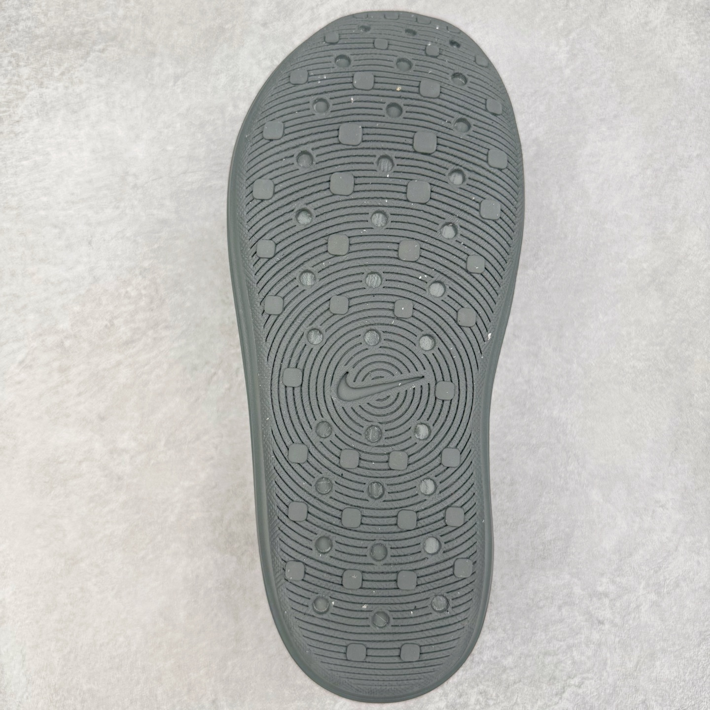 图片[9]-＃Lw纯原 NK ReactX Rejuven8 简约舒适百搭洞洞鞋 FV5060-002 重金购入原鞋及原档案磨具生产指令开发 唯一正确组合大底 组合侧面Logo 鞋头不过分上翘 后跟Logo 凹凸明显 轮廓分明 LOGO内侧钢印清晰工整 原厂磨具全鞋无多余毛边 同源公司EVA粒子环保塑料 原厂指令配方 无任何异味 弹性卡色均保持原鞋一致 匠心打造 鞋口弧度大小 鞋面色泽质感同步原鞋 LOGO内侧钢印清晰工整 从名字就能看出，这款鞋搭载了React X缓震科技，保证了舒适的脚感和轻盈的穿着体验。设计上，这双鞋采用了近几年非常流行的洞洞鞋风格，但特别之处在于加入了波浪纹路细节，让整个鞋型看起来更有立体感，视觉上也增添了几分现代感。尺码：36 36.5 37.5 38 38.5 39 40 40.5 41 42 42.5 43 44 44.5 45 46.5 47.5 48.5-选品中心