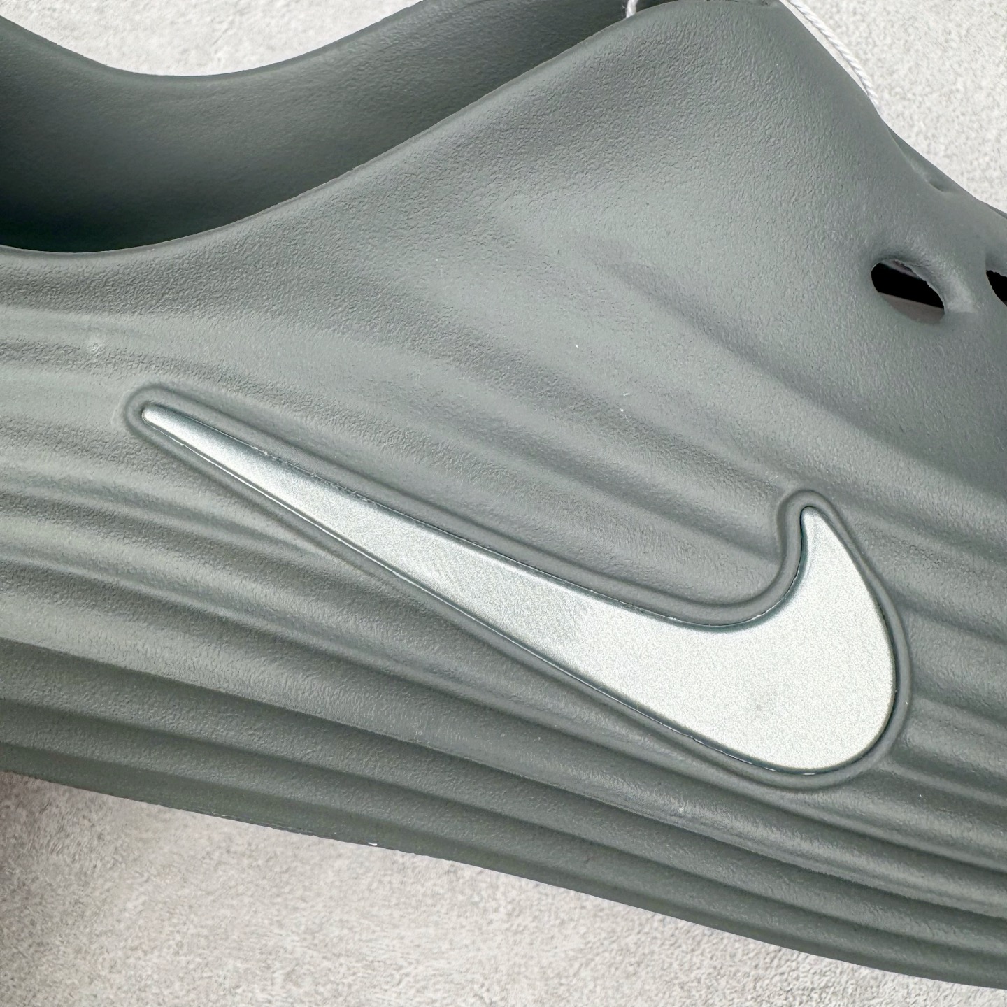 图片[17]-＃Lw纯原 NK ReactX Rejuven8 简约舒适百搭洞洞鞋 FV5060-002 重金购入原鞋及原档案磨具生产指令开发 唯一正确组合大底 组合侧面Logo 鞋头不过分上翘 后跟Logo 凹凸明显 轮廓分明 LOGO内侧钢印清晰工整 原厂磨具全鞋无多余毛边 同源公司EVA粒子环保塑料 原厂指令配方 无任何异味 弹性卡色均保持原鞋一致 匠心打造 鞋口弧度大小 鞋面色泽质感同步原鞋 LOGO内侧钢印清晰工整 从名字就能看出，这款鞋搭载了React X缓震科技，保证了舒适的脚感和轻盈的穿着体验。设计上，这双鞋采用了近几年非常流行的洞洞鞋风格，但特别之处在于加入了波浪纹路细节，让整个鞋型看起来更有立体感，视觉上也增添了几分现代感。尺码：36 36.5 37.5 38 38.5 39 40 40.5 41 42 42.5 43 44 44.5 45 46.5 47.5 48.5-选品中心