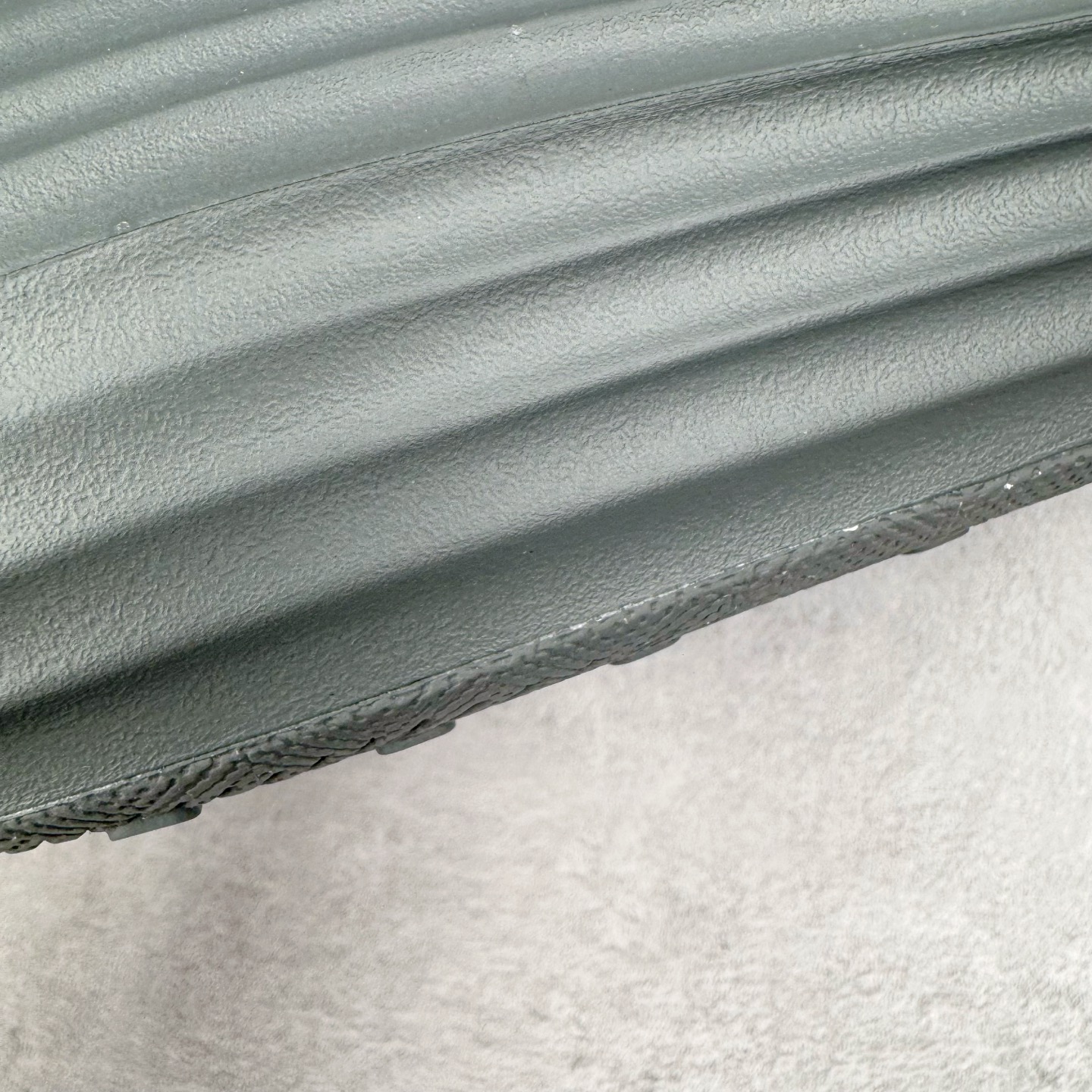 图片[18]-＃Lw纯原 NK ReactX Rejuven8 简约舒适百搭洞洞鞋 FV5060-002 重金购入原鞋及原档案磨具生产指令开发 唯一正确组合大底 组合侧面Logo 鞋头不过分上翘 后跟Logo 凹凸明显 轮廓分明 LOGO内侧钢印清晰工整 原厂磨具全鞋无多余毛边 同源公司EVA粒子环保塑料 原厂指令配方 无任何异味 弹性卡色均保持原鞋一致 匠心打造 鞋口弧度大小 鞋面色泽质感同步原鞋 LOGO内侧钢印清晰工整 从名字就能看出，这款鞋搭载了React X缓震科技，保证了舒适的脚感和轻盈的穿着体验。设计上，这双鞋采用了近几年非常流行的洞洞鞋风格，但特别之处在于加入了波浪纹路细节，让整个鞋型看起来更有立体感，视觉上也增添了几分现代感。尺码：36 36.5 37.5 38 38.5 39 40 40.5 41 42 42.5 43 44 44.5 45 46.5 47.5 48.5-选品中心