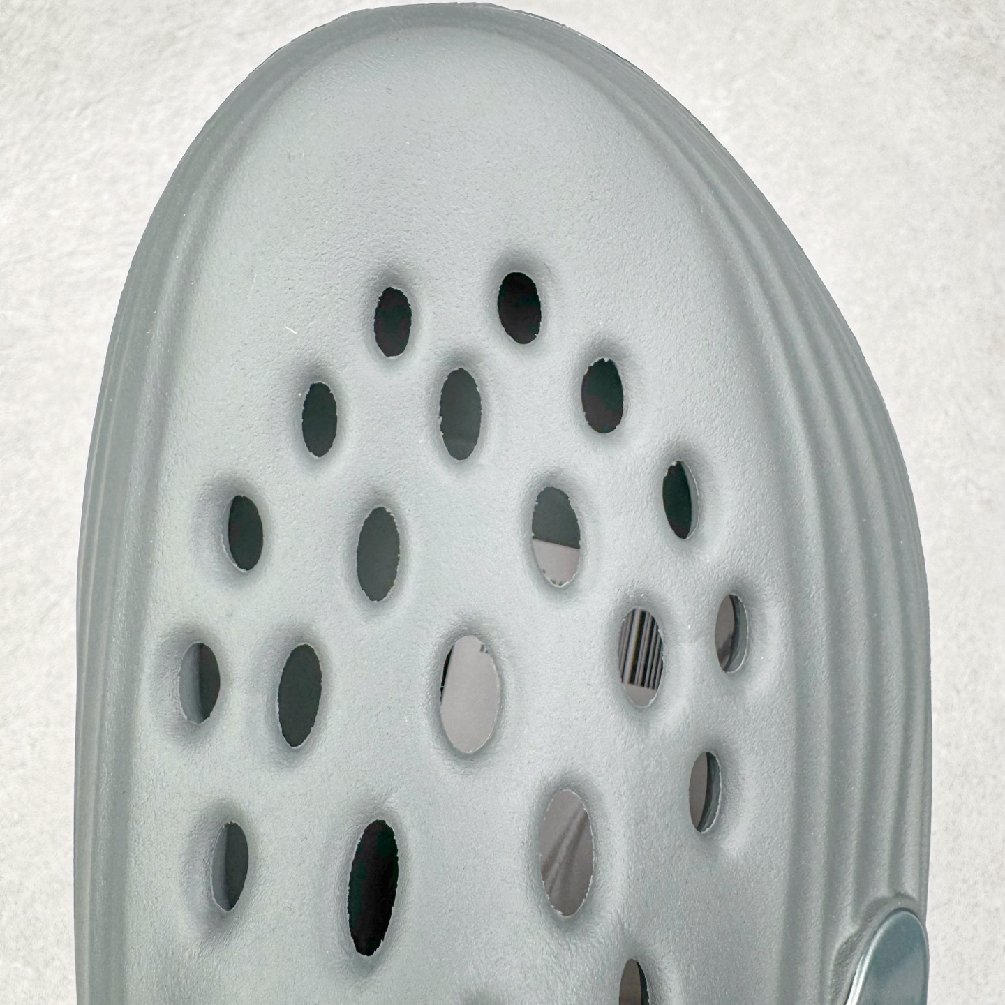 图片[15]-＃Lw纯原 NK ReactX Rejuven8 简约舒适百搭洞洞鞋 FV5060-002 重金购入原鞋及原档案磨具生产指令开发 唯一正确组合大底 组合侧面Logo 鞋头不过分上翘 后跟Logo 凹凸明显 轮廓分明 LOGO内侧钢印清晰工整 原厂磨具全鞋无多余毛边 同源公司EVA粒子环保塑料 原厂指令配方 无任何异味 弹性卡色均保持原鞋一致 匠心打造 鞋口弧度大小 鞋面色泽质感同步原鞋 LOGO内侧钢印清晰工整 从名字就能看出，这款鞋搭载了React X缓震科技，保证了舒适的脚感和轻盈的穿着体验。设计上，这双鞋采用了近几年非常流行的洞洞鞋风格，但特别之处在于加入了波浪纹路细节，让整个鞋型看起来更有立体感，视觉上也增添了几分现代感。尺码：36 36.5 37.5 38 38.5 39 40 40.5 41 42 42.5 43 44 44.5 45 46.5 47.5 48.5-选品中心