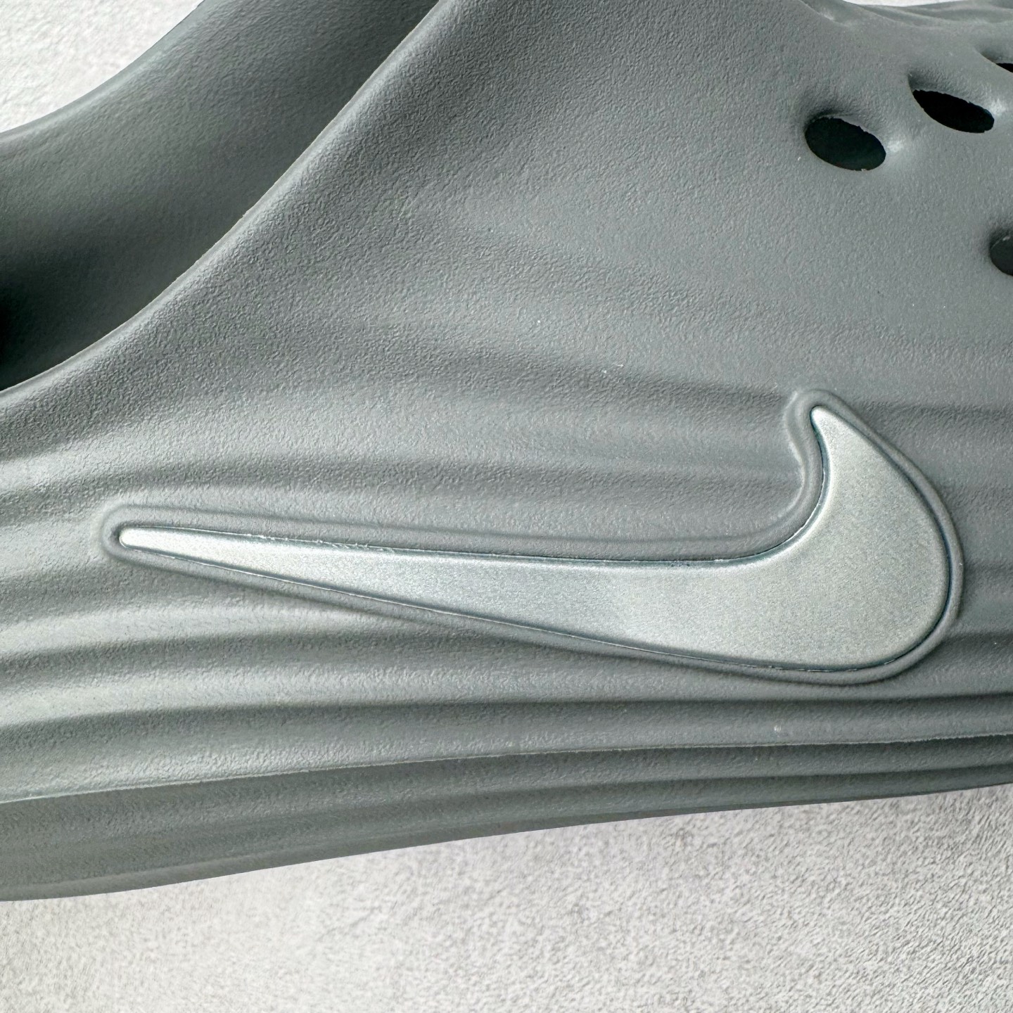 图片[10]-＃Lw纯原 NK ReactX Rejuven8 简约舒适百搭洞洞鞋 FV5060-002 重金购入原鞋及原档案磨具生产指令开发 唯一正确组合大底 组合侧面Logo 鞋头不过分上翘 后跟Logo 凹凸明显 轮廓分明 LOGO内侧钢印清晰工整 原厂磨具全鞋无多余毛边 同源公司EVA粒子环保塑料 原厂指令配方 无任何异味 弹性卡色均保持原鞋一致 匠心打造 鞋口弧度大小 鞋面色泽质感同步原鞋 LOGO内侧钢印清晰工整 从名字就能看出，这款鞋搭载了React X缓震科技，保证了舒适的脚感和轻盈的穿着体验。设计上，这双鞋采用了近几年非常流行的洞洞鞋风格，但特别之处在于加入了波浪纹路细节，让整个鞋型看起来更有立体感，视觉上也增添了几分现代感。尺码：36 36.5 37.5 38 38.5 39 40 40.5 41 42 42.5 43 44 44.5 45 46.5 47.5 48.5-选品中心