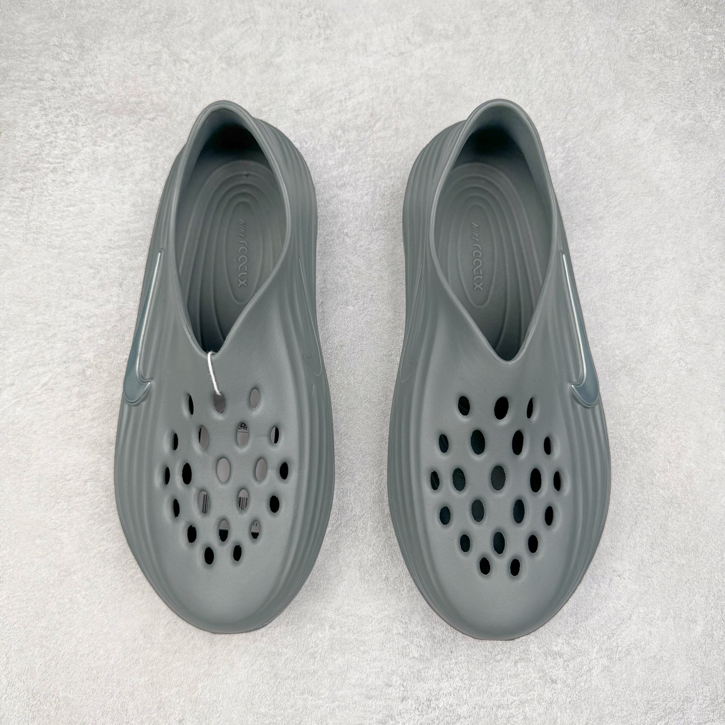 图片[2]-＃Lw纯原 NK ReactX Rejuven8 简约舒适百搭洞洞鞋 FV5060-002 重金购入原鞋及原档案磨具生产指令开发 唯一正确组合大底 组合侧面Logo 鞋头不过分上翘 后跟Logo 凹凸明显 轮廓分明 LOGO内侧钢印清晰工整 原厂磨具全鞋无多余毛边 同源公司EVA粒子环保塑料 原厂指令配方 无任何异味 弹性卡色均保持原鞋一致 匠心打造 鞋口弧度大小 鞋面色泽质感同步原鞋 LOGO内侧钢印清晰工整 从名字就能看出，这款鞋搭载了React X缓震科技，保证了舒适的脚感和轻盈的穿着体验。设计上，这双鞋采用了近几年非常流行的洞洞鞋风格，但特别之处在于加入了波浪纹路细节，让整个鞋型看起来更有立体感，视觉上也增添了几分现代感。尺码：36 36.5 37.5 38 38.5 39 40 40.5 41 42 42.5 43 44 44.5 45 46.5 47.5 48.5-选品中心