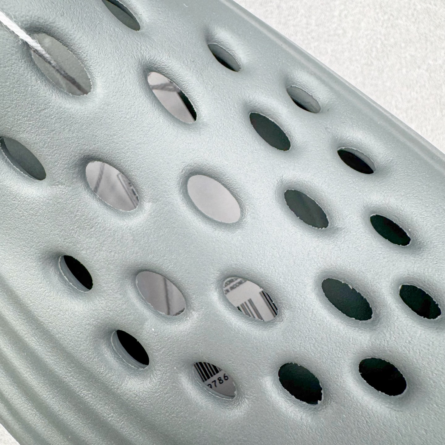 图片[14]-＃Lw纯原 NK ReactX Rejuven8 简约舒适百搭洞洞鞋 FV5060-002 重金购入原鞋及原档案磨具生产指令开发 唯一正确组合大底 组合侧面Logo 鞋头不过分上翘 后跟Logo 凹凸明显 轮廓分明 LOGO内侧钢印清晰工整 原厂磨具全鞋无多余毛边 同源公司EVA粒子环保塑料 原厂指令配方 无任何异味 弹性卡色均保持原鞋一致 匠心打造 鞋口弧度大小 鞋面色泽质感同步原鞋 LOGO内侧钢印清晰工整 从名字就能看出，这款鞋搭载了React X缓震科技，保证了舒适的脚感和轻盈的穿着体验。设计上，这双鞋采用了近几年非常流行的洞洞鞋风格，但特别之处在于加入了波浪纹路细节，让整个鞋型看起来更有立体感，视觉上也增添了几分现代感。尺码：36 36.5 37.5 38 38.5 39 40 40.5 41 42 42.5 43 44 44.5 45 46.5 47.5 48.5-选品中心