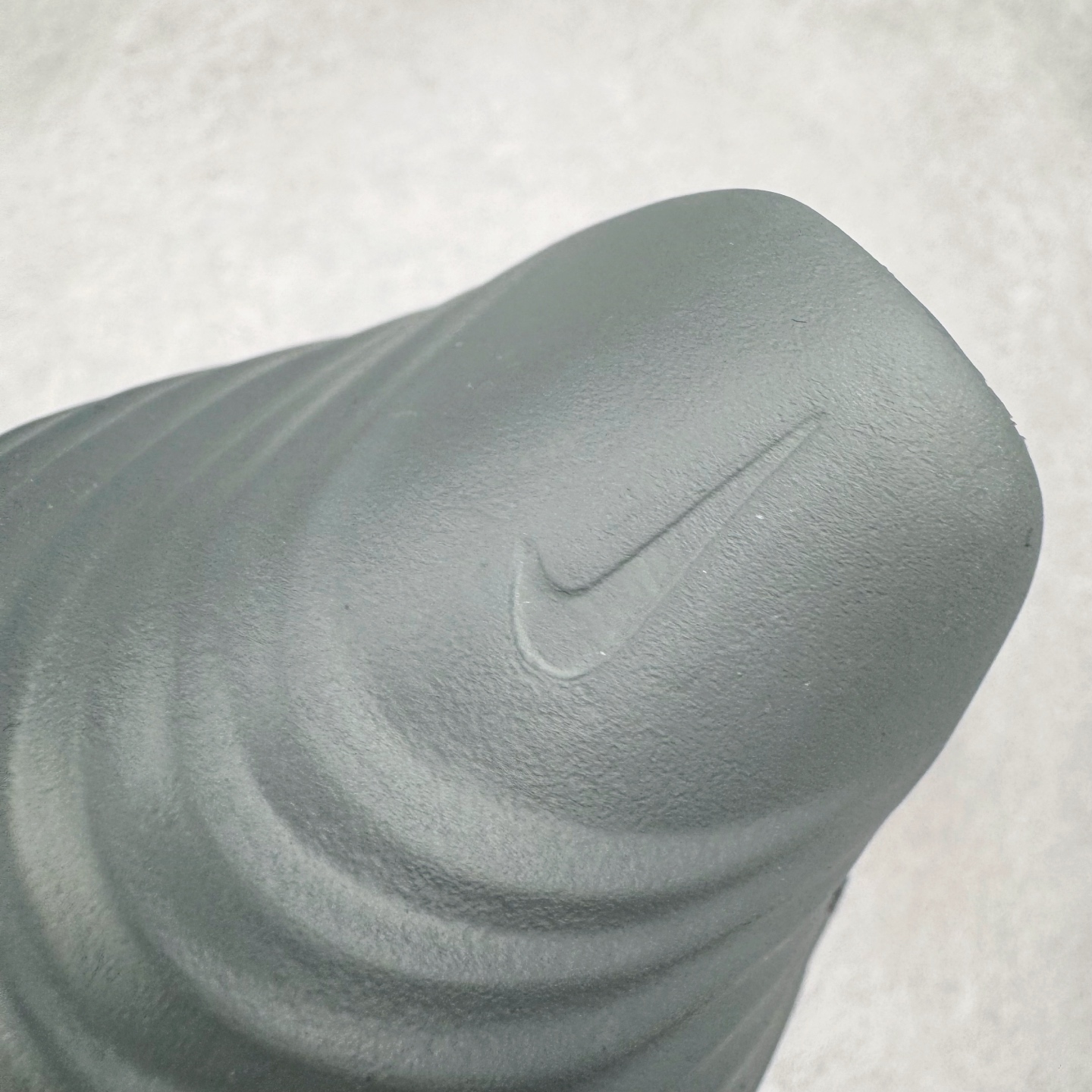 图片[16]-＃Lw纯原 NK ReactX Rejuven8 简约舒适百搭洞洞鞋 FV5060-002 重金购入原鞋及原档案磨具生产指令开发 唯一正确组合大底 组合侧面Logo 鞋头不过分上翘 后跟Logo 凹凸明显 轮廓分明 LOGO内侧钢印清晰工整 原厂磨具全鞋无多余毛边 同源公司EVA粒子环保塑料 原厂指令配方 无任何异味 弹性卡色均保持原鞋一致 匠心打造 鞋口弧度大小 鞋面色泽质感同步原鞋 LOGO内侧钢印清晰工整 从名字就能看出，这款鞋搭载了React X缓震科技，保证了舒适的脚感和轻盈的穿着体验。设计上，这双鞋采用了近几年非常流行的洞洞鞋风格，但特别之处在于加入了波浪纹路细节，让整个鞋型看起来更有立体感，视觉上也增添了几分现代感。尺码：36 36.5 37.5 38 38.5 39 40 40.5 41 42 42.5 43 44 44.5 45 46.5 47.5 48.5-选品中心