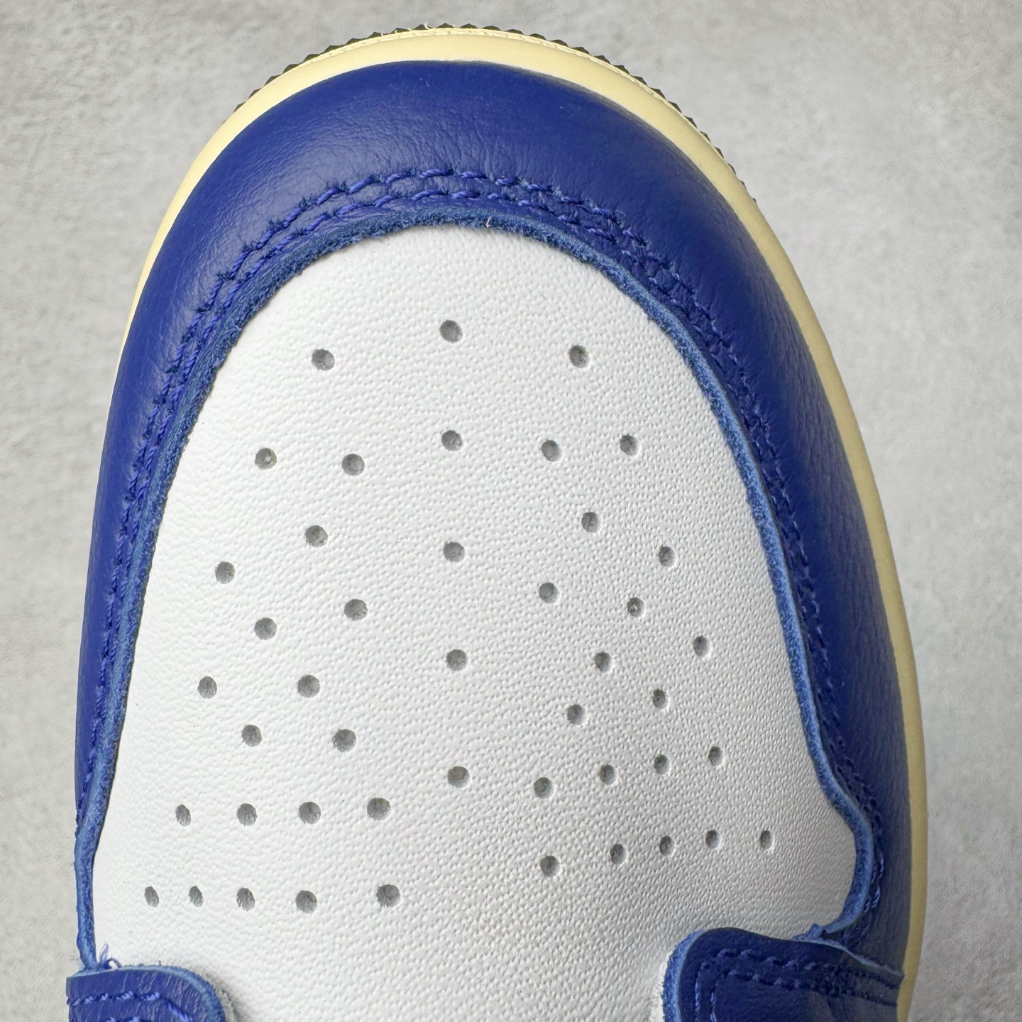 图片[16]-＃KZ神版莞产 Air Jordan AJ1 Retro High 高帮 皇家蓝白 DZ5485-100 外贸特供批次 终端控货优势输出 新配色不断更新开发 市场中端王者 全套原纸板楦头开发 确保原汁原味 完美呈现一代版型 一比一鞋头弧度高度鞋身弧度 此版本只针对中端市场 细节品控鞋型随意秒杀市面同价位 鞋型完美 不臃肿别扭 头层皮料加持 用料绝不含糊 进口玻璃冲刀皮料裁剪零毛边 电脑针车工艺 超高鞋面清洁度 最高QC检验标准 控制溢胶瑕疵 原盒原配 飞翼3D高频深度立体 工艺方面大到整体鞋型 漏斗收腰 底线拉帮 LOGO立体程度 小到针眼排布 载片对称 冲孔效果 鞋标规范 鞋垫背胶等等 无一不是口碑收割 每双都是一个回头客 尺码：36 36.5 37.5 38 38.5 39 40 40.5 41 42 42.5 43 44 44.5 45 46 47.5-选品中心