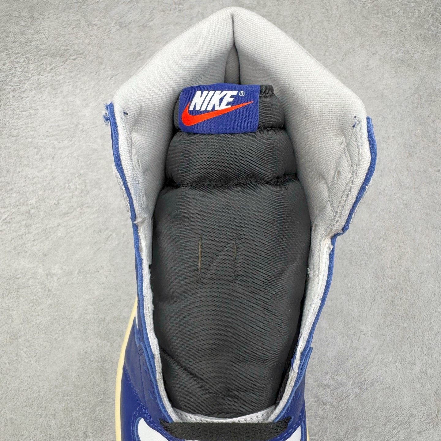 图片[5]-＃KZ神版莞产 Air Jordan AJ1 Retro High 高帮 皇家蓝白 DZ5485-100 外贸特供批次 终端控货优势输出 新配色不断更新开发 市场中端王者 全套原纸板楦头开发 确保原汁原味 完美呈现一代版型 一比一鞋头弧度高度鞋身弧度 此版本只针对中端市场 细节品控鞋型随意秒杀市面同价位 鞋型完美 不臃肿别扭 头层皮料加持 用料绝不含糊 进口玻璃冲刀皮料裁剪零毛边 电脑针车工艺 超高鞋面清洁度 最高QC检验标准 控制溢胶瑕疵 原盒原配 飞翼3D高频深度立体 工艺方面大到整体鞋型 漏斗收腰 底线拉帮 LOGO立体程度 小到针眼排布 载片对称 冲孔效果 鞋标规范 鞋垫背胶等等 无一不是口碑收割 每双都是一个回头客 尺码：36 36.5 37.5 38 38.5 39 40 40.5 41 42 42.5 43 44 44.5 45 46 47.5-选品中心