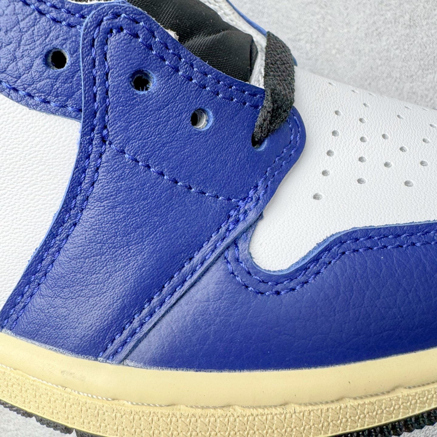 图片[11]-＃KZ神版莞产 Air Jordan AJ1 Retro High 高帮 皇家蓝白 DZ5485-100 外贸特供批次 终端控货优势输出 新配色不断更新开发 市场中端王者 全套原纸板楦头开发 确保原汁原味 完美呈现一代版型 一比一鞋头弧度高度鞋身弧度 此版本只针对中端市场 细节品控鞋型随意秒杀市面同价位 鞋型完美 不臃肿别扭 头层皮料加持 用料绝不含糊 进口玻璃冲刀皮料裁剪零毛边 电脑针车工艺 超高鞋面清洁度 最高QC检验标准 控制溢胶瑕疵 原盒原配 飞翼3D高频深度立体 工艺方面大到整体鞋型 漏斗收腰 底线拉帮 LOGO立体程度 小到针眼排布 载片对称 冲孔效果 鞋标规范 鞋垫背胶等等 无一不是口碑收割 每双都是一个回头客 尺码：36 36.5 37.5 38 38.5 39 40 40.5 41 42 42.5 43 44 44.5 45 46 47.5-选品中心