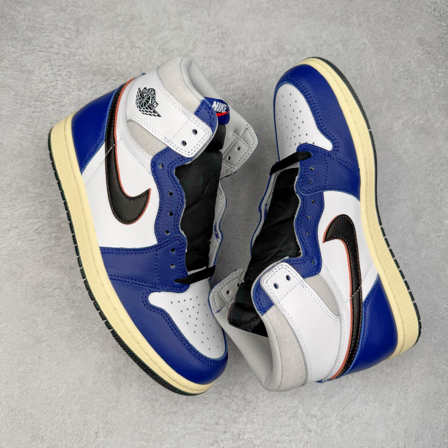 图片[3]-＃KZ神版莞产 Air Jordan AJ1 Retro High 高帮 皇家蓝白 DZ5485-100 外贸特供批次 终端控货优势输出 新配色不断更新开发 市场中端王者 全套原纸板楦头开发 确保原汁原味 完美呈现一代版型 一比一鞋头弧度高度鞋身弧度 此版本只针对中端市场 细节品控鞋型随意秒杀市面同价位 鞋型完美 不臃肿别扭 头层皮料加持 用料绝不含糊 进口玻璃冲刀皮料裁剪零毛边 电脑针车工艺 超高鞋面清洁度 最高QC检验标准 控制溢胶瑕疵 原盒原配 飞翼3D高频深度立体 工艺方面大到整体鞋型 漏斗收腰 底线拉帮 LOGO立体程度 小到针眼排布 载片对称 冲孔效果 鞋标规范 鞋垫背胶等等 无一不是口碑收割 每双都是一个回头客 尺码：36 36.5 37.5 38 38.5 39 40 40.5 41 42 42.5 43 44 44.5 45 46 47.5-选品中心