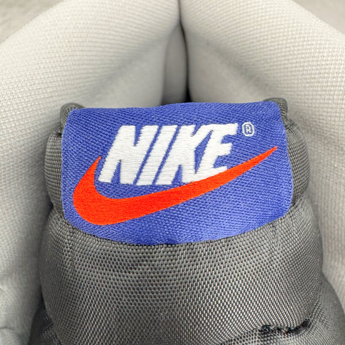 图片[20]-＃KZ神版莞产 Air Jordan AJ1 Retro High 高帮 皇家蓝白 DZ5485-100 外贸特供批次 终端控货优势输出 新配色不断更新开发 市场中端王者 全套原纸板楦头开发 确保原汁原味 完美呈现一代版型 一比一鞋头弧度高度鞋身弧度 此版本只针对中端市场 细节品控鞋型随意秒杀市面同价位 鞋型完美 不臃肿别扭 头层皮料加持 用料绝不含糊 进口玻璃冲刀皮料裁剪零毛边 电脑针车工艺 超高鞋面清洁度 最高QC检验标准 控制溢胶瑕疵 原盒原配 飞翼3D高频深度立体 工艺方面大到整体鞋型 漏斗收腰 底线拉帮 LOGO立体程度 小到针眼排布 载片对称 冲孔效果 鞋标规范 鞋垫背胶等等 无一不是口碑收割 每双都是一个回头客 尺码：36 36.5 37.5 38 38.5 39 40 40.5 41 42 42.5 43 44 44.5 45 46 47.5-选品中心