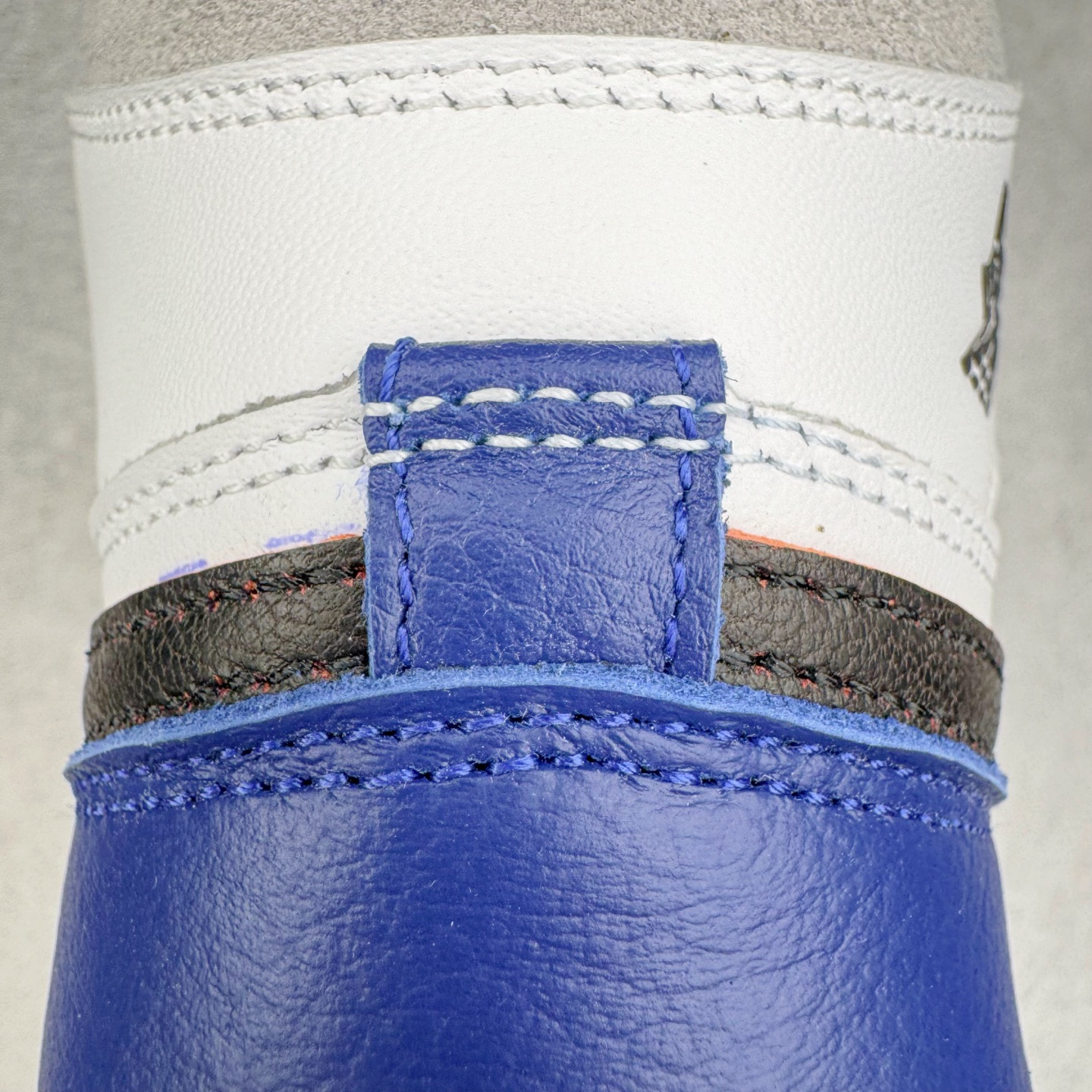 图片[14]-＃KZ神版莞产 Air Jordan AJ1 Retro High 高帮 皇家蓝白 DZ5485-100 外贸特供批次 终端控货优势输出 新配色不断更新开发 市场中端王者 全套原纸板楦头开发 确保原汁原味 完美呈现一代版型 一比一鞋头弧度高度鞋身弧度 此版本只针对中端市场 细节品控鞋型随意秒杀市面同价位 鞋型完美 不臃肿别扭 头层皮料加持 用料绝不含糊 进口玻璃冲刀皮料裁剪零毛边 电脑针车工艺 超高鞋面清洁度 最高QC检验标准 控制溢胶瑕疵 原盒原配 飞翼3D高频深度立体 工艺方面大到整体鞋型 漏斗收腰 底线拉帮 LOGO立体程度 小到针眼排布 载片对称 冲孔效果 鞋标规范 鞋垫背胶等等 无一不是口碑收割 每双都是一个回头客 尺码：36 36.5 37.5 38 38.5 39 40 40.5 41 42 42.5 43 44 44.5 45 46 47.5-选品中心