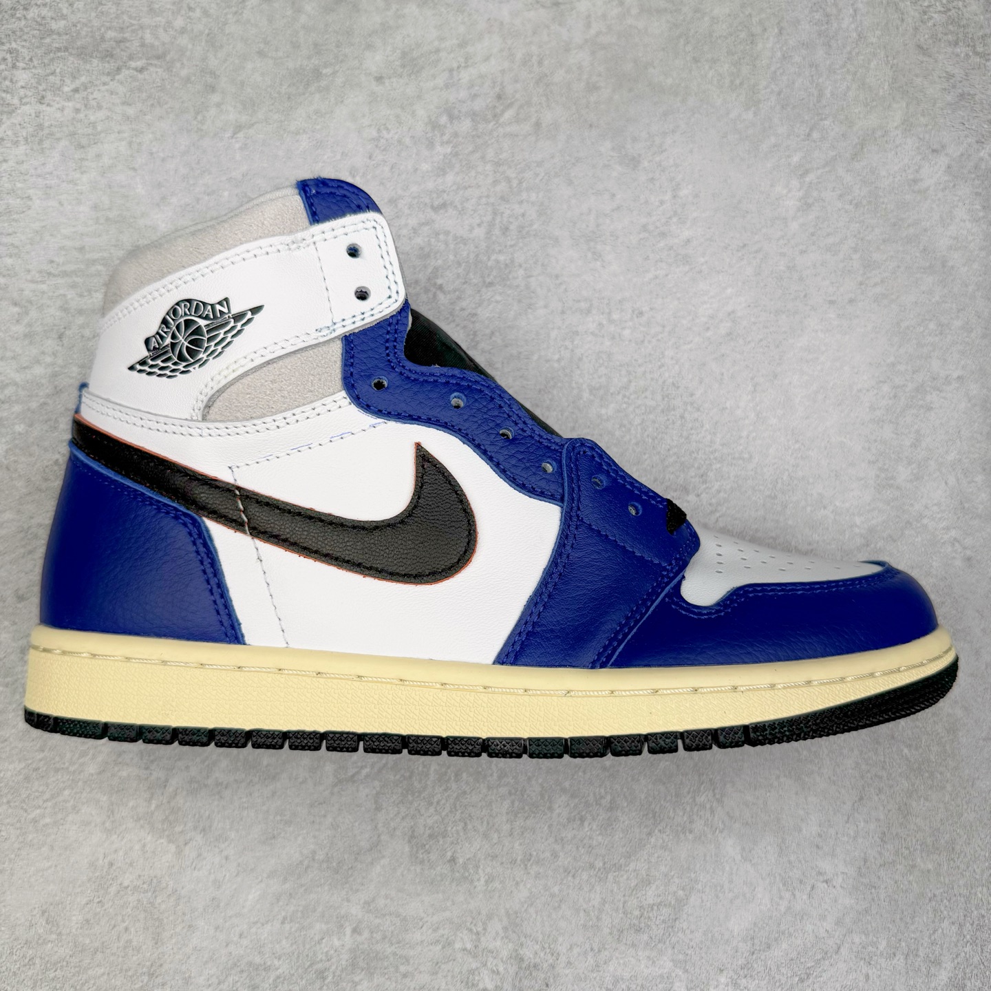 ＃KZ神版莞产 Air Jordan AJ1 Retro High 高帮 皇家蓝白 DZ5485-100 外贸特供批次 终端控货优势输出 新配色不断更新开发 市场中端王者 全套原纸板楦头开发 确保原汁原味 完美呈现一代版型 一比一鞋头弧度高度鞋身弧度 此版本只针对中端市场 细节品控鞋型随意秒杀市面同价位 鞋型完美 不臃肿别扭 头层皮料加持 用料绝不含糊 进口玻璃冲刀皮料裁剪零毛边 电脑针车工艺 超高鞋面清洁度 最高QC检验标准 控制溢胶瑕疵 原盒原配 飞翼3D高频深度立体 工艺方面大到整体鞋型 漏斗收腰 底线拉帮 LOGO立体程度 小到针眼排布 载片对称 冲孔效果 鞋标规范 鞋垫背胶等等 无一不是口碑收割 每双都是一个回头客 尺码：36 36.5 37.5 38 38.5 39 40 40.5 41 42 42.5 43 44 44.5 45 46 47.5-选品中心