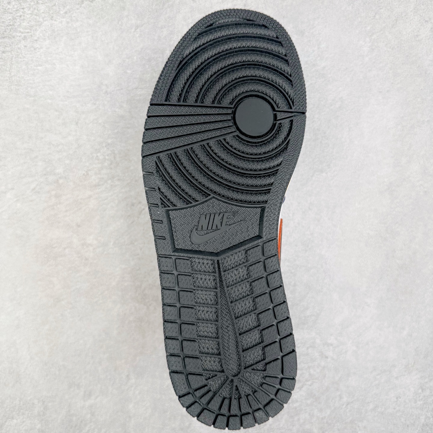 图片[9]-＃KZ神版莞产 Air Jordan AJ1 Retro High 高帮 皇家蓝白 DZ5485-100 外贸特供批次 终端控货优势输出 新配色不断更新开发 市场中端王者 全套原纸板楦头开发 确保原汁原味 完美呈现一代版型 一比一鞋头弧度高度鞋身弧度 此版本只针对中端市场 细节品控鞋型随意秒杀市面同价位 鞋型完美 不臃肿别扭 头层皮料加持 用料绝不含糊 进口玻璃冲刀皮料裁剪零毛边 电脑针车工艺 超高鞋面清洁度 最高QC检验标准 控制溢胶瑕疵 原盒原配 飞翼3D高频深度立体 工艺方面大到整体鞋型 漏斗收腰 底线拉帮 LOGO立体程度 小到针眼排布 载片对称 冲孔效果 鞋标规范 鞋垫背胶等等 无一不是口碑收割 每双都是一个回头客 尺码：36 36.5 37.5 38 38.5 39 40 40.5 41 42 42.5 43 44 44.5 45 46 47.5-选品中心