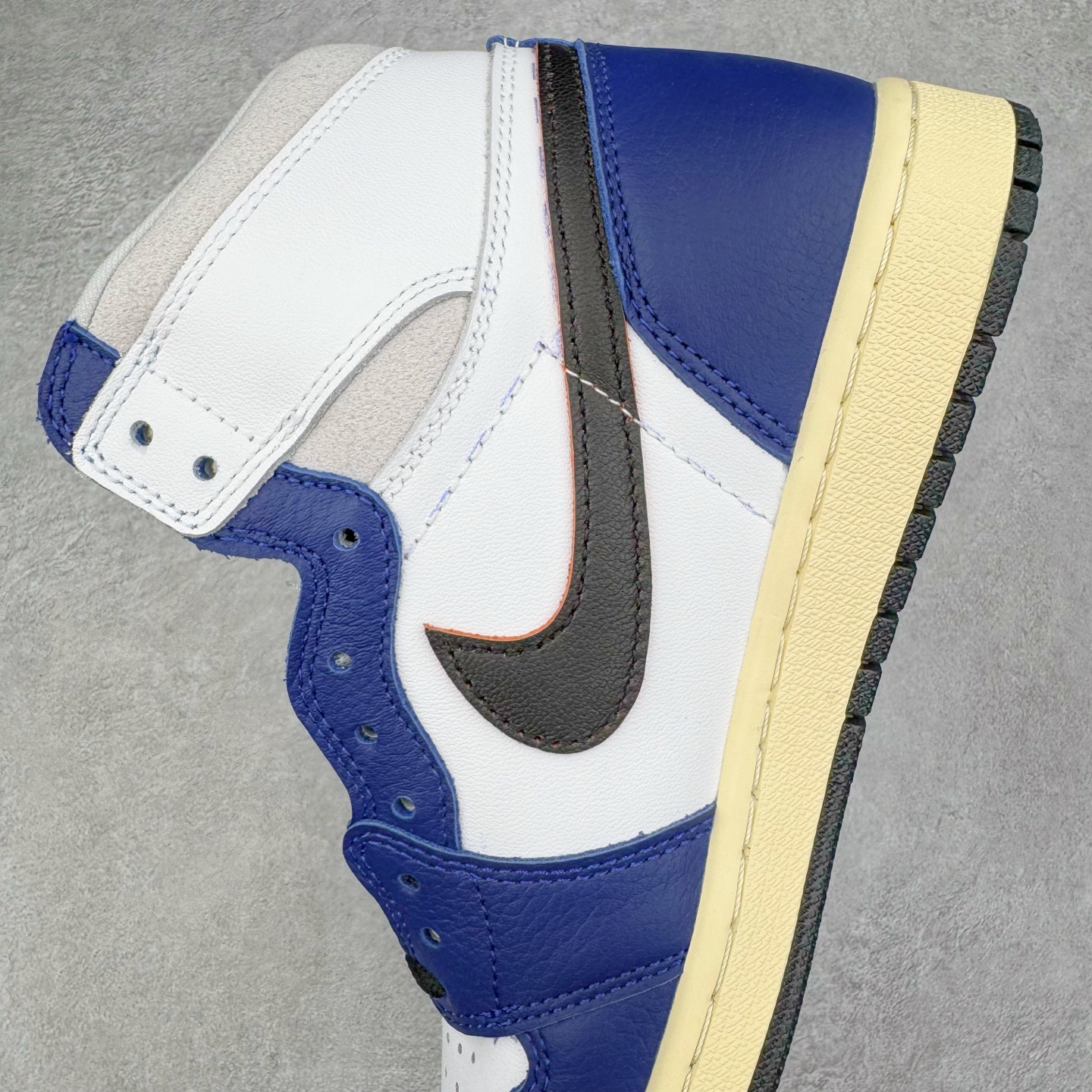 图片[7]-＃KZ神版莞产 Air Jordan AJ1 Retro High 高帮 皇家蓝白 DZ5485-100 外贸特供批次 终端控货优势输出 新配色不断更新开发 市场中端王者 全套原纸板楦头开发 确保原汁原味 完美呈现一代版型 一比一鞋头弧度高度鞋身弧度 此版本只针对中端市场 细节品控鞋型随意秒杀市面同价位 鞋型完美 不臃肿别扭 头层皮料加持 用料绝不含糊 进口玻璃冲刀皮料裁剪零毛边 电脑针车工艺 超高鞋面清洁度 最高QC检验标准 控制溢胶瑕疵 原盒原配 飞翼3D高频深度立体 工艺方面大到整体鞋型 漏斗收腰 底线拉帮 LOGO立体程度 小到针眼排布 载片对称 冲孔效果 鞋标规范 鞋垫背胶等等 无一不是口碑收割 每双都是一个回头客 尺码：36 36.5 37.5 38 38.5 39 40 40.5 41 42 42.5 43 44 44.5 45 46 47.5-选品中心