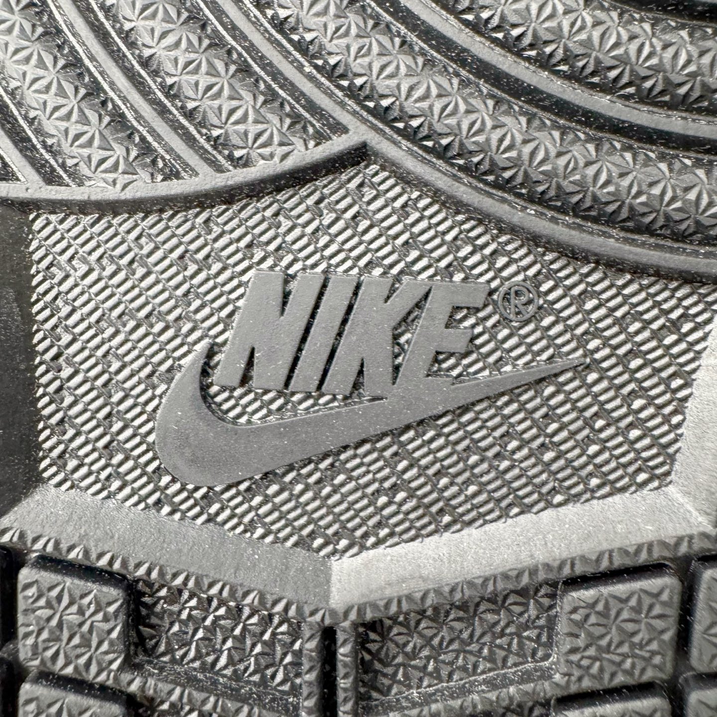 图片[15]-＃KZ神版莞产 Air Jordan AJ1 Retro High 高帮 皇家蓝白 DZ5485-100 外贸特供批次 终端控货优势输出 新配色不断更新开发 市场中端王者 全套原纸板楦头开发 确保原汁原味 完美呈现一代版型 一比一鞋头弧度高度鞋身弧度 此版本只针对中端市场 细节品控鞋型随意秒杀市面同价位 鞋型完美 不臃肿别扭 头层皮料加持 用料绝不含糊 进口玻璃冲刀皮料裁剪零毛边 电脑针车工艺 超高鞋面清洁度 最高QC检验标准 控制溢胶瑕疵 原盒原配 飞翼3D高频深度立体 工艺方面大到整体鞋型 漏斗收腰 底线拉帮 LOGO立体程度 小到针眼排布 载片对称 冲孔效果 鞋标规范 鞋垫背胶等等 无一不是口碑收割 每双都是一个回头客 尺码：36 36.5 37.5 38 38.5 39 40 40.5 41 42 42.5 43 44 44.5 45 46 47.5-选品中心