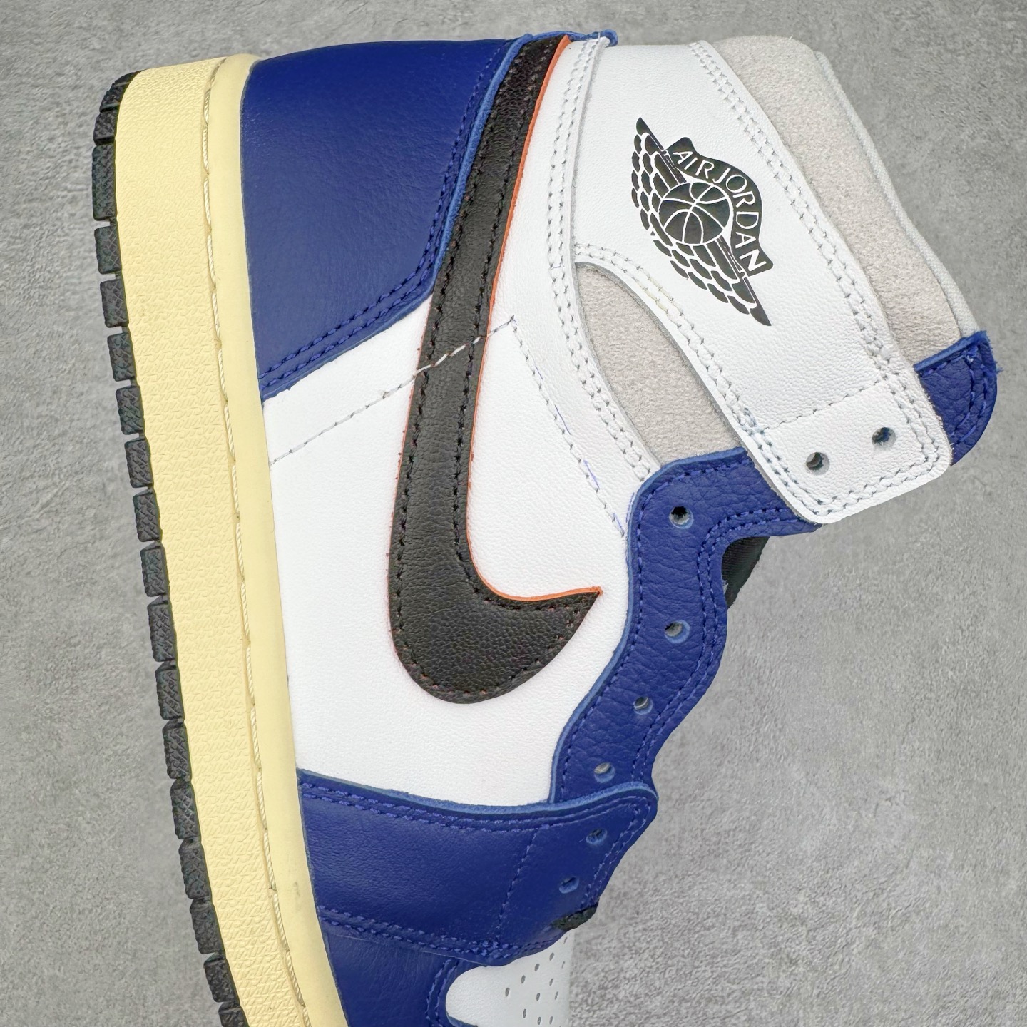 图片[6]-＃KZ神版莞产 Air Jordan AJ1 Retro High 高帮 皇家蓝白 DZ5485-100 外贸特供批次 终端控货优势输出 新配色不断更新开发 市场中端王者 全套原纸板楦头开发 确保原汁原味 完美呈现一代版型 一比一鞋头弧度高度鞋身弧度 此版本只针对中端市场 细节品控鞋型随意秒杀市面同价位 鞋型完美 不臃肿别扭 头层皮料加持 用料绝不含糊 进口玻璃冲刀皮料裁剪零毛边 电脑针车工艺 超高鞋面清洁度 最高QC检验标准 控制溢胶瑕疵 原盒原配 飞翼3D高频深度立体 工艺方面大到整体鞋型 漏斗收腰 底线拉帮 LOGO立体程度 小到针眼排布 载片对称 冲孔效果 鞋标规范 鞋垫背胶等等 无一不是口碑收割 每双都是一个回头客 尺码：36 36.5 37.5 38 38.5 39 40 40.5 41 42 42.5 43 44 44.5 45 46 47.5-选品中心