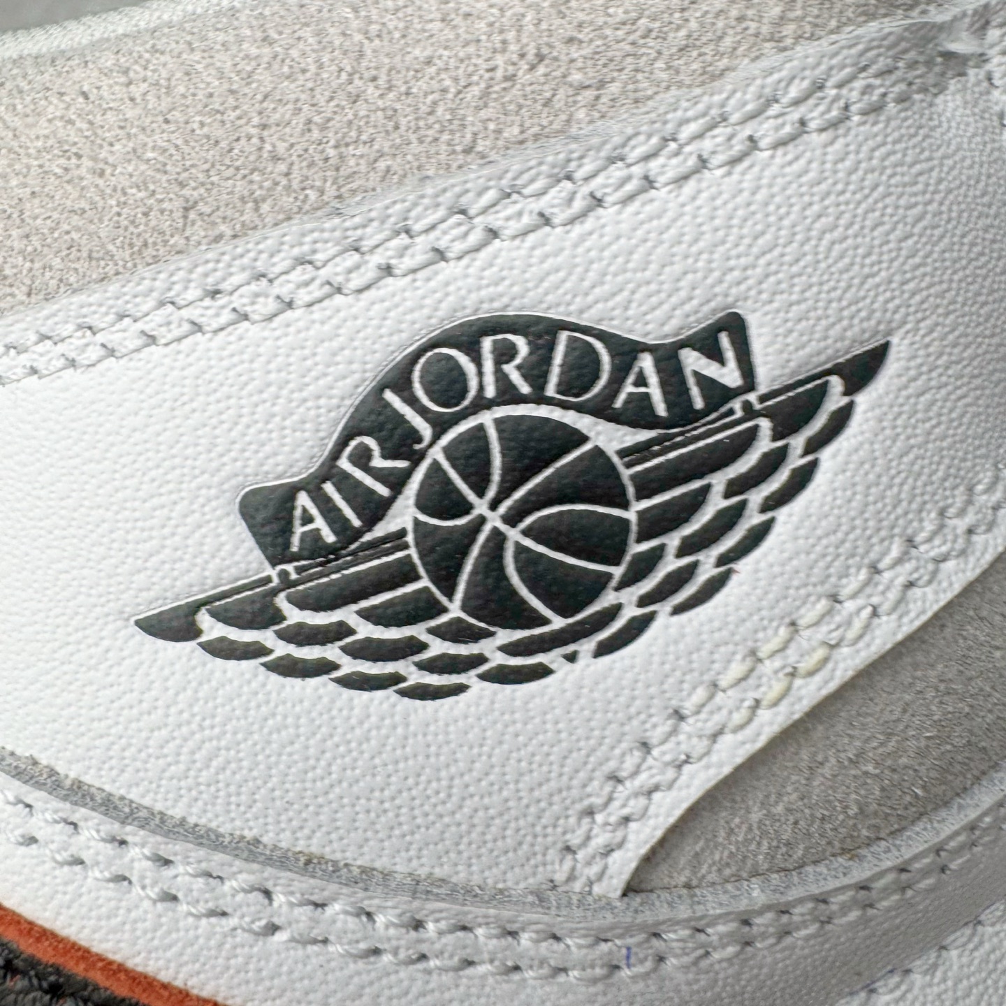 图片[12]-＃KZ神版莞产 Air Jordan AJ1 Retro High 高帮 皇家蓝白 DZ5485-100 外贸特供批次 终端控货优势输出 新配色不断更新开发 市场中端王者 全套原纸板楦头开发 确保原汁原味 完美呈现一代版型 一比一鞋头弧度高度鞋身弧度 此版本只针对中端市场 细节品控鞋型随意秒杀市面同价位 鞋型完美 不臃肿别扭 头层皮料加持 用料绝不含糊 进口玻璃冲刀皮料裁剪零毛边 电脑针车工艺 超高鞋面清洁度 最高QC检验标准 控制溢胶瑕疵 原盒原配 飞翼3D高频深度立体 工艺方面大到整体鞋型 漏斗收腰 底线拉帮 LOGO立体程度 小到针眼排布 载片对称 冲孔效果 鞋标规范 鞋垫背胶等等 无一不是口碑收割 每双都是一个回头客 尺码：36 36.5 37.5 38 38.5 39 40 40.5 41 42 42.5 43 44 44.5 45 46 47.5-选品中心