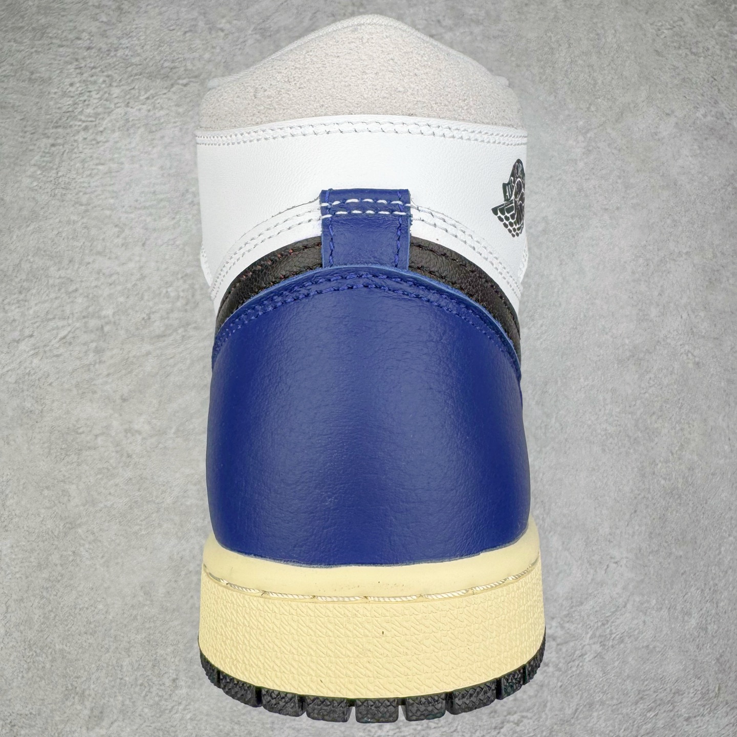 图片[8]-＃KZ神版莞产 Air Jordan AJ1 Retro High 高帮 皇家蓝白 DZ5485-100 外贸特供批次 终端控货优势输出 新配色不断更新开发 市场中端王者 全套原纸板楦头开发 确保原汁原味 完美呈现一代版型 一比一鞋头弧度高度鞋身弧度 此版本只针对中端市场 细节品控鞋型随意秒杀市面同价位 鞋型完美 不臃肿别扭 头层皮料加持 用料绝不含糊 进口玻璃冲刀皮料裁剪零毛边 电脑针车工艺 超高鞋面清洁度 最高QC检验标准 控制溢胶瑕疵 原盒原配 飞翼3D高频深度立体 工艺方面大到整体鞋型 漏斗收腰 底线拉帮 LOGO立体程度 小到针眼排布 载片对称 冲孔效果 鞋标规范 鞋垫背胶等等 无一不是口碑收割 每双都是一个回头客 尺码：36 36.5 37.5 38 38.5 39 40 40.5 41 42 42.5 43 44 44.5 45 46 47.5-选品中心