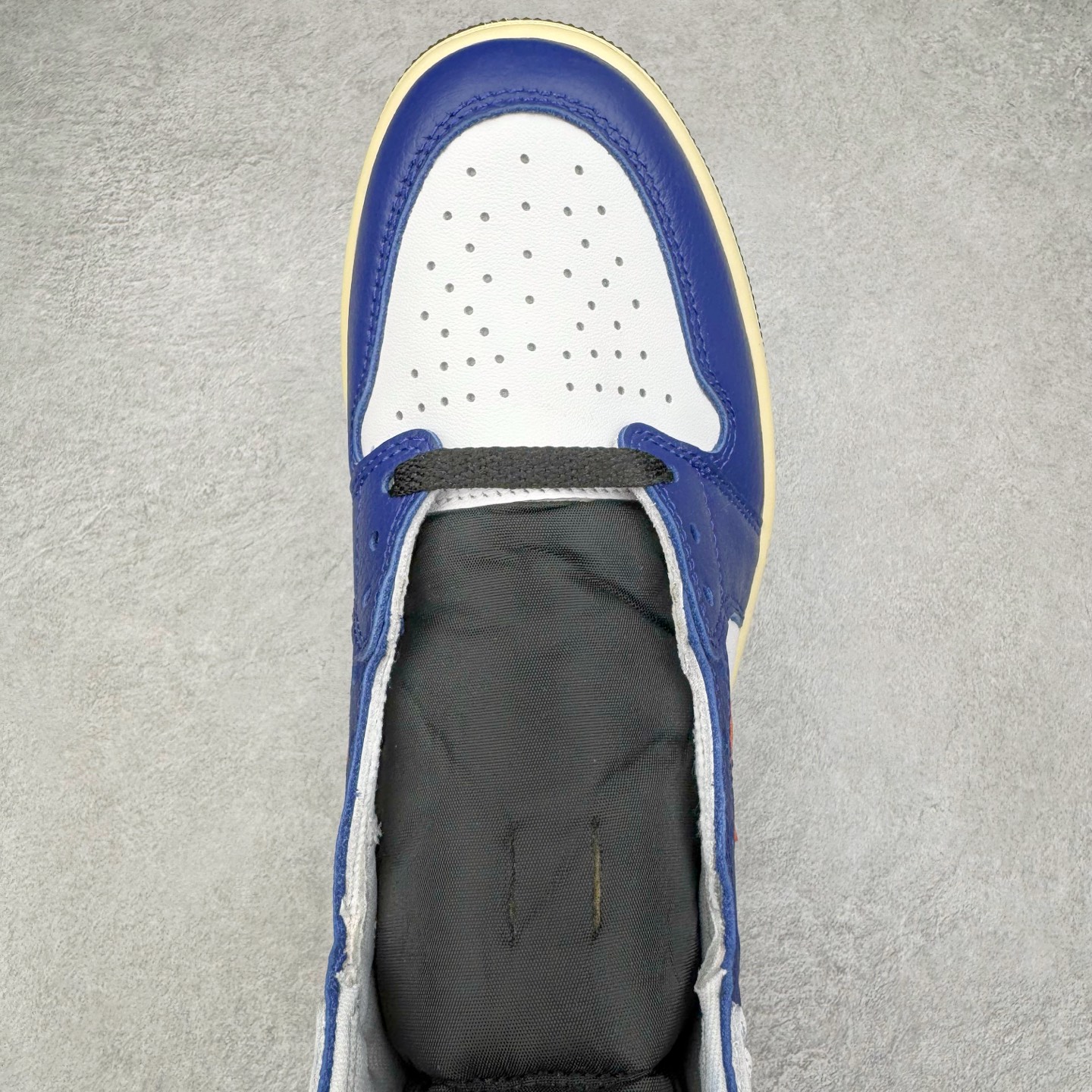 图片[4]-＃KZ神版莞产 Air Jordan AJ1 Retro High 高帮 皇家蓝白 DZ5485-100 外贸特供批次 终端控货优势输出 新配色不断更新开发 市场中端王者 全套原纸板楦头开发 确保原汁原味 完美呈现一代版型 一比一鞋头弧度高度鞋身弧度 此版本只针对中端市场 细节品控鞋型随意秒杀市面同价位 鞋型完美 不臃肿别扭 头层皮料加持 用料绝不含糊 进口玻璃冲刀皮料裁剪零毛边 电脑针车工艺 超高鞋面清洁度 最高QC检验标准 控制溢胶瑕疵 原盒原配 飞翼3D高频深度立体 工艺方面大到整体鞋型 漏斗收腰 底线拉帮 LOGO立体程度 小到针眼排布 载片对称 冲孔效果 鞋标规范 鞋垫背胶等等 无一不是口碑收割 每双都是一个回头客 尺码：36 36.5 37.5 38 38.5 39 40 40.5 41 42 42.5 43 44 44.5 45 46 47.5-选品中心