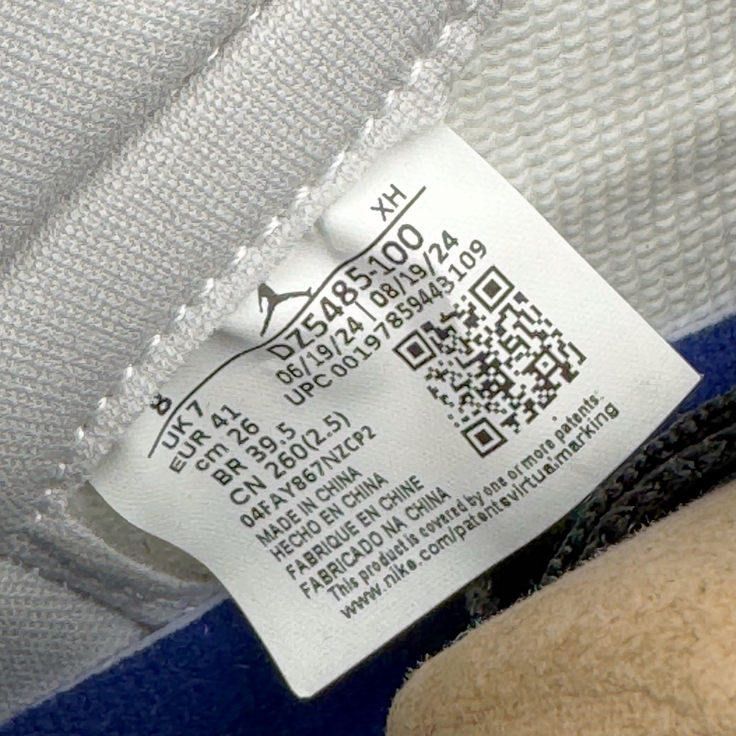 图片[18]-＃KZ神版莞产 Air Jordan AJ1 Retro High 高帮 皇家蓝白 DZ5485-100 外贸特供批次 终端控货优势输出 新配色不断更新开发 市场中端王者 全套原纸板楦头开发 确保原汁原味 完美呈现一代版型 一比一鞋头弧度高度鞋身弧度 此版本只针对中端市场 细节品控鞋型随意秒杀市面同价位 鞋型完美 不臃肿别扭 头层皮料加持 用料绝不含糊 进口玻璃冲刀皮料裁剪零毛边 电脑针车工艺 超高鞋面清洁度 最高QC检验标准 控制溢胶瑕疵 原盒原配 飞翼3D高频深度立体 工艺方面大到整体鞋型 漏斗收腰 底线拉帮 LOGO立体程度 小到针眼排布 载片对称 冲孔效果 鞋标规范 鞋垫背胶等等 无一不是口碑收割 每双都是一个回头客 尺码：36 36.5 37.5 38 38.5 39 40 40.5 41 42 42.5 43 44 44.5 45 46 47.5-选品中心