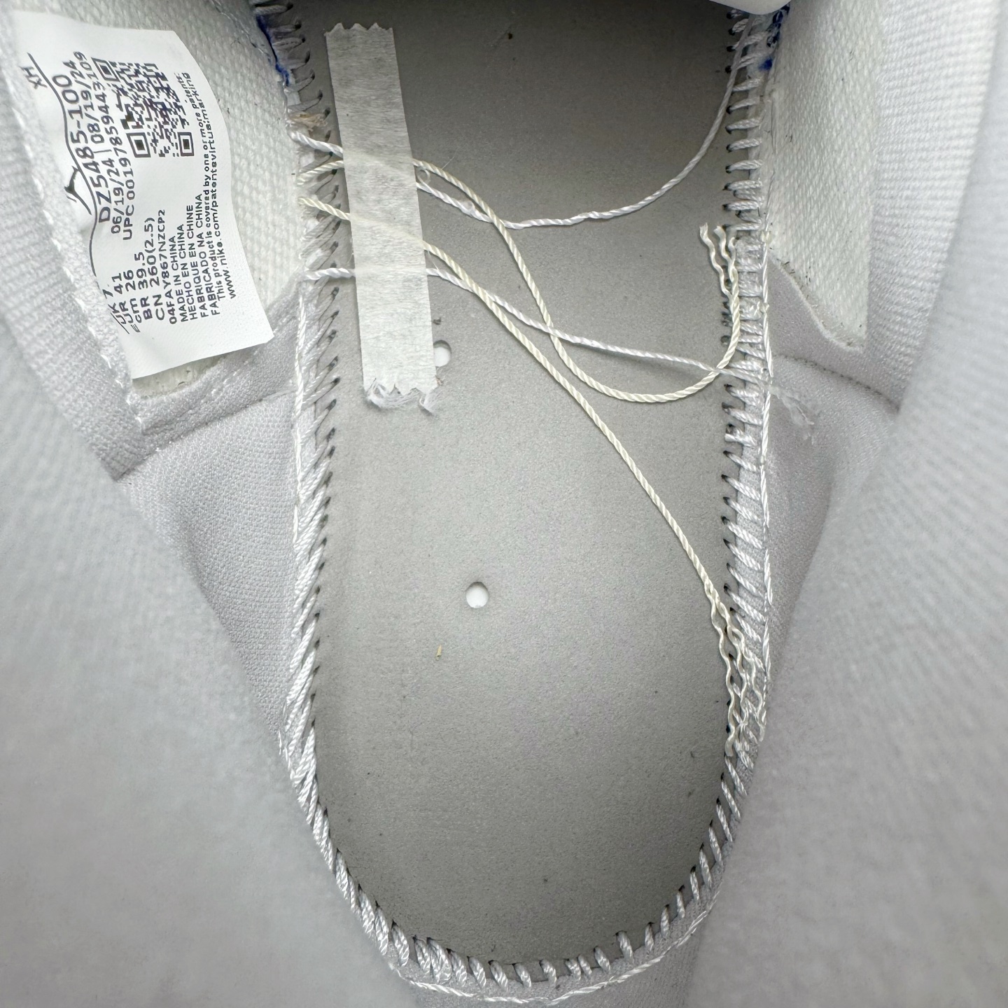 图片[19]-＃KZ神版莞产 Air Jordan AJ1 Retro High 高帮 皇家蓝白 DZ5485-100 外贸特供批次 终端控货优势输出 新配色不断更新开发 市场中端王者 全套原纸板楦头开发 确保原汁原味 完美呈现一代版型 一比一鞋头弧度高度鞋身弧度 此版本只针对中端市场 细节品控鞋型随意秒杀市面同价位 鞋型完美 不臃肿别扭 头层皮料加持 用料绝不含糊 进口玻璃冲刀皮料裁剪零毛边 电脑针车工艺 超高鞋面清洁度 最高QC检验标准 控制溢胶瑕疵 原盒原配 飞翼3D高频深度立体 工艺方面大到整体鞋型 漏斗收腰 底线拉帮 LOGO立体程度 小到针眼排布 载片对称 冲孔效果 鞋标规范 鞋垫背胶等等 无一不是口碑收割 每双都是一个回头客 尺码：36 36.5 37.5 38 38.5 39 40 40.5 41 42 42.5 43 44 44.5 45 46 47.5-选品中心