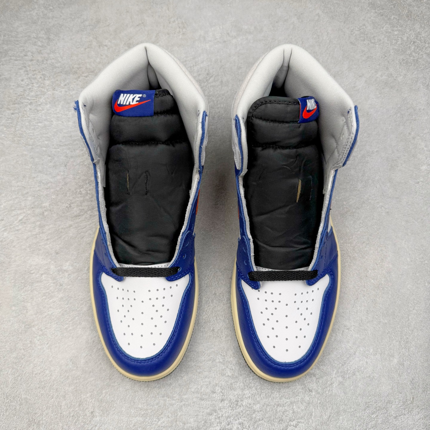 图片[2]-＃KZ神版莞产 Air Jordan AJ1 Retro High 高帮 皇家蓝白 DZ5485-100 外贸特供批次 终端控货优势输出 新配色不断更新开发 市场中端王者 全套原纸板楦头开发 确保原汁原味 完美呈现一代版型 一比一鞋头弧度高度鞋身弧度 此版本只针对中端市场 细节品控鞋型随意秒杀市面同价位 鞋型完美 不臃肿别扭 头层皮料加持 用料绝不含糊 进口玻璃冲刀皮料裁剪零毛边 电脑针车工艺 超高鞋面清洁度 最高QC检验标准 控制溢胶瑕疵 原盒原配 飞翼3D高频深度立体 工艺方面大到整体鞋型 漏斗收腰 底线拉帮 LOGO立体程度 小到针眼排布 载片对称 冲孔效果 鞋标规范 鞋垫背胶等等 无一不是口碑收割 每双都是一个回头客 尺码：36 36.5 37.5 38 38.5 39 40 40.5 41 42 42.5 43 44 44.5 45 46 47.5-选品中心