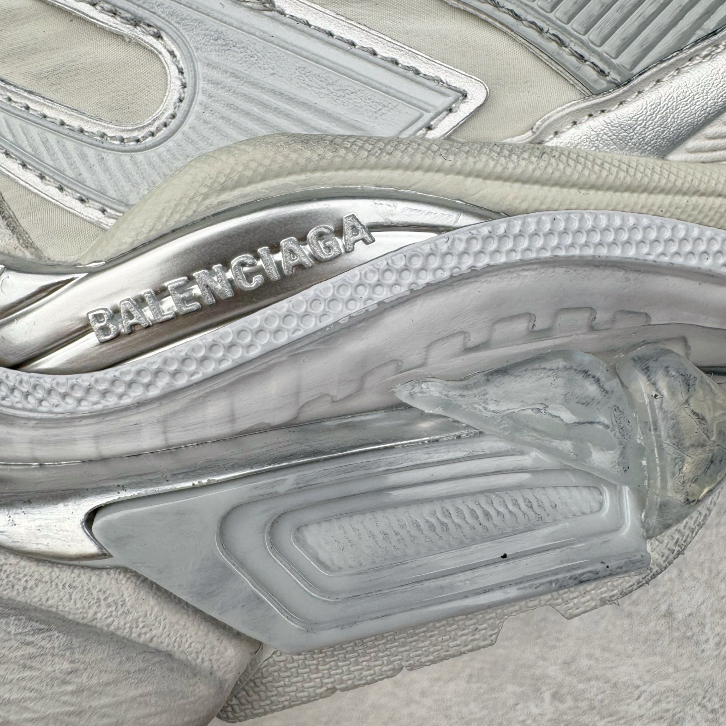 图片[16]-＃VG零售版 BALENCIAGA Runner Sneaker 巴黎世家七代慢跑系列低帮复古野跑潮流运动鞋老爹鞋 尼龙和网布材质 磨损效果 鞋头边缘印有尺码 背面浮印尺码 外侧印有跑者徽标 鞋舌刺绣 Balenciaga 品牌标识 鞋跟背面 Balenciaga品牌标识 材质采用65%聚氨酯、35%聚酯纤维 全新 Runner 鞋型轮廓借鉴于 2000 年初的复古线条 搭载大网眼面料制成鞋面基础，由粉色、白色尼龍与橡胶质地覆盖鞋面诠释线条感 当中透过几道手缝线与折损痕更是精准的掌握历经时间淬炼的破旧痕迹 延续其手法至鞋领、鞋跟、鞋带、中底等部分均饰有破损及脏污之貌 尤其是鞋领处与鞋带孔眼条更是采用不规则做旧技术将内容物泡棉随机露出 尺码：35 36 37 38 39 40 41 42 43 44 45 46-选品中心