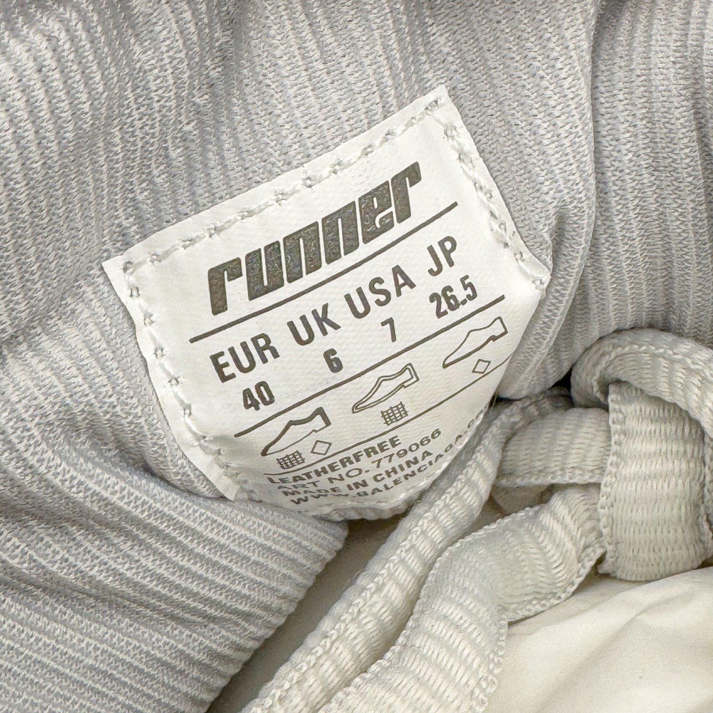 图片[11]-＃VG零售版 BALENCIAGA Runner Sneaker 巴黎世家七代慢跑系列低帮复古野跑潮流运动鞋老爹鞋 尼龙和网布材质 磨损效果 鞋头边缘印有尺码 背面浮印尺码 外侧印有跑者徽标 鞋舌刺绣 Balenciaga 品牌标识 鞋跟背面 Balenciaga品牌标识 材质采用65%聚氨酯、35%聚酯纤维 全新 Runner 鞋型轮廓借鉴于 2000 年初的复古线条 搭载大网眼面料制成鞋面基础，由粉色、白色尼龍与橡胶质地覆盖鞋面诠释线条感 当中透过几道手缝线与折损痕更是精准的掌握历经时间淬炼的破旧痕迹 延续其手法至鞋领、鞋跟、鞋带、中底等部分均饰有破损及脏污之貌 尤其是鞋领处与鞋带孔眼条更是采用不规则做旧技术将内容物泡棉随机露出 尺码：35 36 37 38 39 40 41 42 43 44 45 46-选品中心