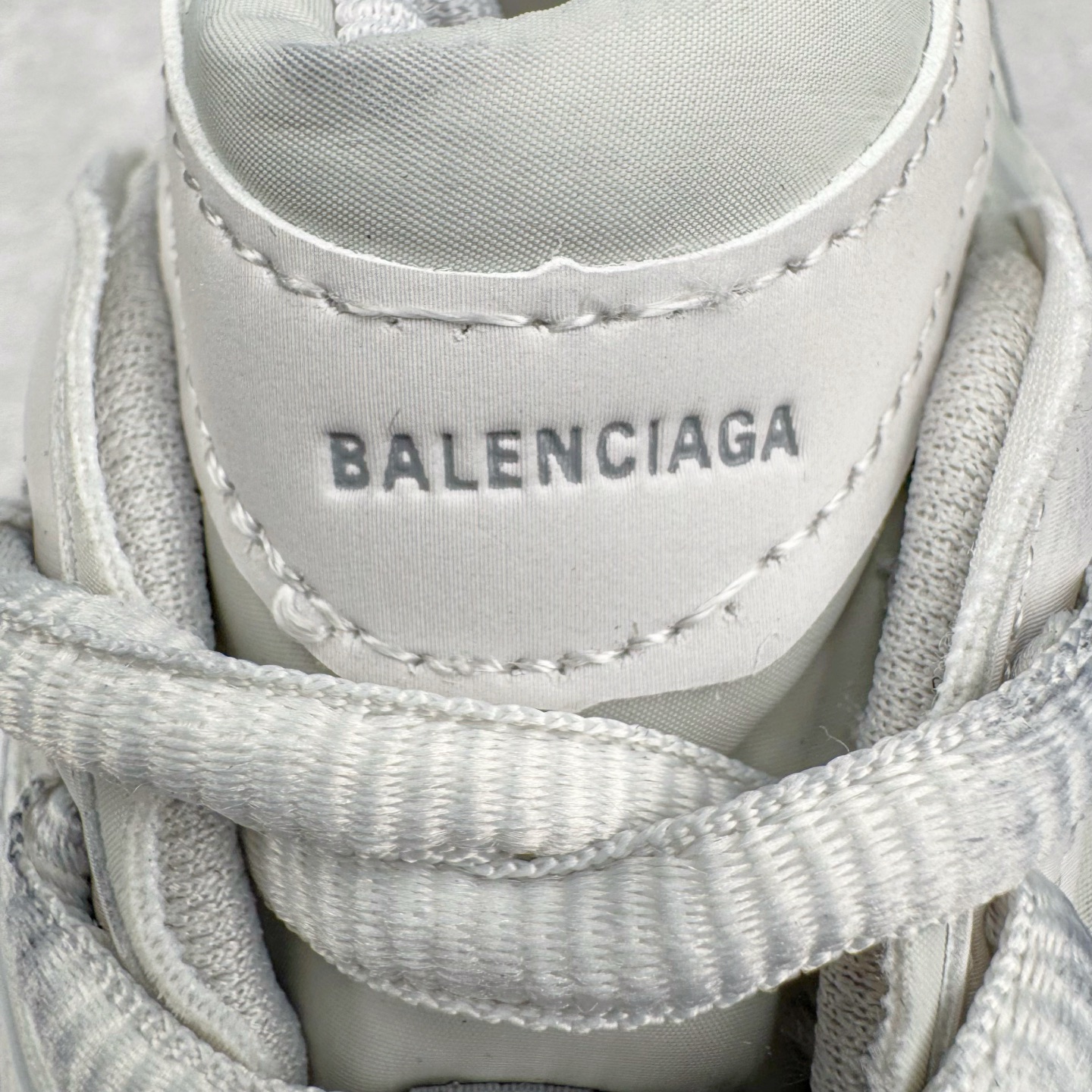 图片[12]-＃VG零售版 BALENCIAGA Runner Sneaker 巴黎世家七代慢跑系列低帮复古野跑潮流运动鞋老爹鞋 尼龙和网布材质 磨损效果 鞋头边缘印有尺码 背面浮印尺码 外侧印有跑者徽标 鞋舌刺绣 Balenciaga 品牌标识 鞋跟背面 Balenciaga品牌标识 材质采用65%聚氨酯、35%聚酯纤维 全新 Runner 鞋型轮廓借鉴于 2000 年初的复古线条 搭载大网眼面料制成鞋面基础，由粉色、白色尼龍与橡胶质地覆盖鞋面诠释线条感 当中透过几道手缝线与折损痕更是精准的掌握历经时间淬炼的破旧痕迹 延续其手法至鞋领、鞋跟、鞋带、中底等部分均饰有破损及脏污之貌 尤其是鞋领处与鞋带孔眼条更是采用不规则做旧技术将内容物泡棉随机露出 尺码：35 36 37 38 39 40 41 42 43 44 45 46-选品中心