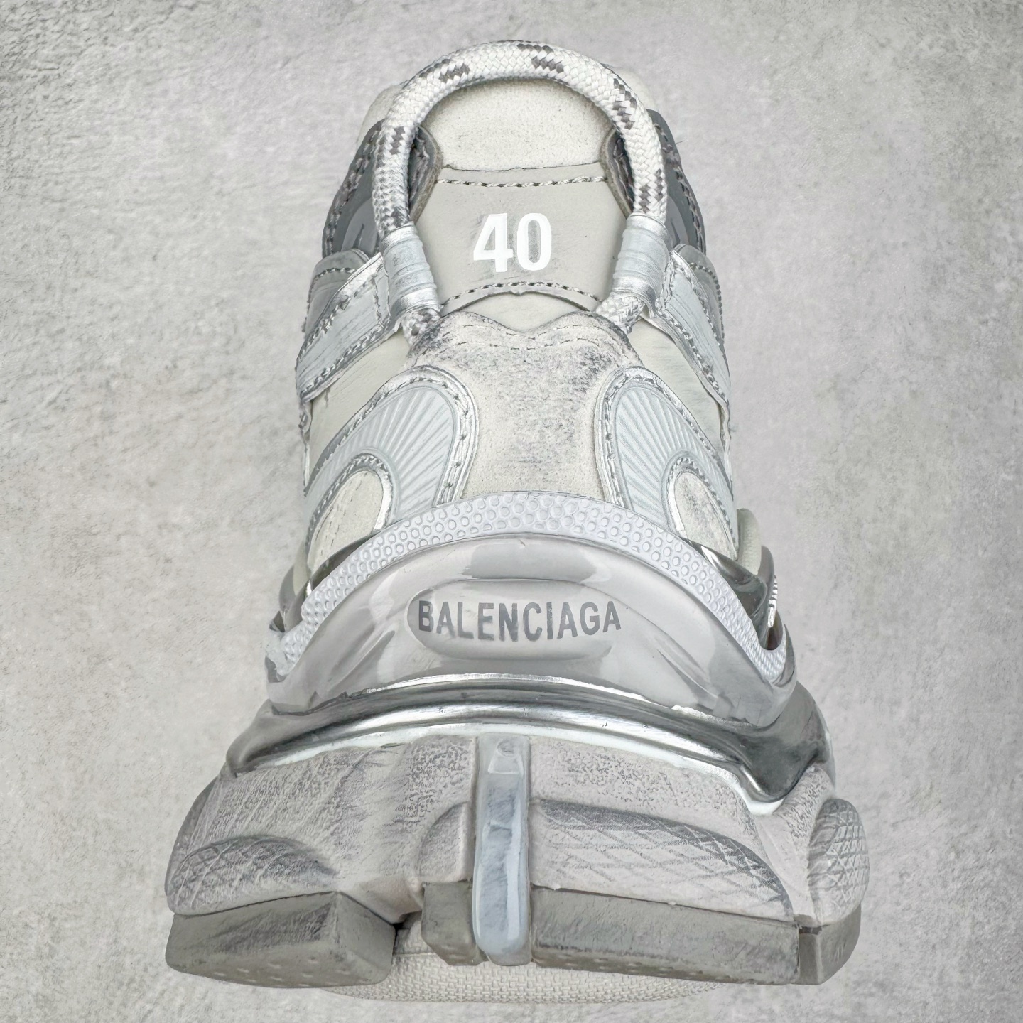 图片[8]-＃VG零售版 BALENCIAGA Runner Sneaker 巴黎世家七代慢跑系列低帮复古野跑潮流运动鞋老爹鞋 尼龙和网布材质 磨损效果 鞋头边缘印有尺码 背面浮印尺码 外侧印有跑者徽标 鞋舌刺绣 Balenciaga 品牌标识 鞋跟背面 Balenciaga品牌标识 材质采用65%聚氨酯、35%聚酯纤维 全新 Runner 鞋型轮廓借鉴于 2000 年初的复古线条 搭载大网眼面料制成鞋面基础，由粉色、白色尼龍与橡胶质地覆盖鞋面诠释线条感 当中透过几道手缝线与折损痕更是精准的掌握历经时间淬炼的破旧痕迹 延续其手法至鞋领、鞋跟、鞋带、中底等部分均饰有破损及脏污之貌 尤其是鞋领处与鞋带孔眼条更是采用不规则做旧技术将内容物泡棉随机露出 尺码：35 36 37 38 39 40 41 42 43 44 45 46-选品中心