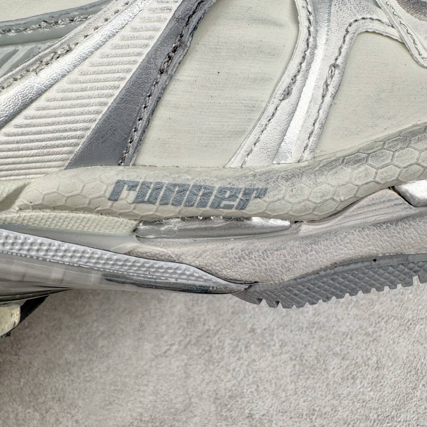 图片[17]-＃VG零售版 BALENCIAGA Runner Sneaker 巴黎世家七代慢跑系列低帮复古野跑潮流运动鞋老爹鞋 尼龙和网布材质 磨损效果 鞋头边缘印有尺码 背面浮印尺码 外侧印有跑者徽标 鞋舌刺绣 Balenciaga 品牌标识 鞋跟背面 Balenciaga品牌标识 材质采用65%聚氨酯、35%聚酯纤维 全新 Runner 鞋型轮廓借鉴于 2000 年初的复古线条 搭载大网眼面料制成鞋面基础，由粉色、白色尼龍与橡胶质地覆盖鞋面诠释线条感 当中透过几道手缝线与折损痕更是精准的掌握历经时间淬炼的破旧痕迹 延续其手法至鞋领、鞋跟、鞋带、中底等部分均饰有破损及脏污之貌 尤其是鞋领处与鞋带孔眼条更是采用不规则做旧技术将内容物泡棉随机露出 尺码：35 36 37 38 39 40 41 42 43 44 45 46-选品中心