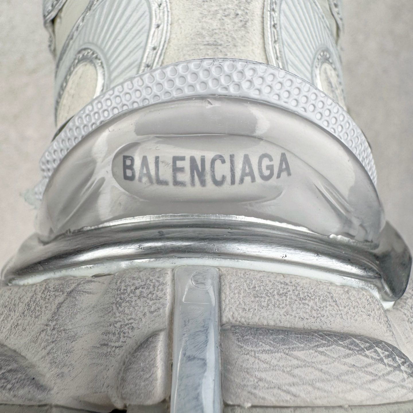 图片[20]-＃VG零售版 BALENCIAGA Runner Sneaker 巴黎世家七代慢跑系列低帮复古野跑潮流运动鞋老爹鞋 尼龙和网布材质 磨损效果 鞋头边缘印有尺码 背面浮印尺码 外侧印有跑者徽标 鞋舌刺绣 Balenciaga 品牌标识 鞋跟背面 Balenciaga品牌标识 材质采用65%聚氨酯、35%聚酯纤维 全新 Runner 鞋型轮廓借鉴于 2000 年初的复古线条 搭载大网眼面料制成鞋面基础，由粉色、白色尼龍与橡胶质地覆盖鞋面诠释线条感 当中透过几道手缝线与折损痕更是精准的掌握历经时间淬炼的破旧痕迹 延续其手法至鞋领、鞋跟、鞋带、中底等部分均饰有破损及脏污之貌 尤其是鞋领处与鞋带孔眼条更是采用不规则做旧技术将内容物泡棉随机露出 尺码：35 36 37 38 39 40 41 42 43 44 45 46-选品中心