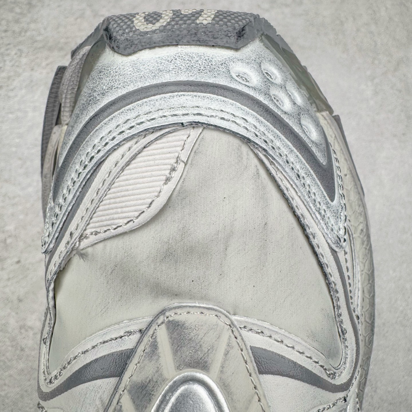 图片[14]-＃VG零售版 BALENCIAGA Runner Sneaker 巴黎世家七代慢跑系列低帮复古野跑潮流运动鞋老爹鞋 尼龙和网布材质 磨损效果 鞋头边缘印有尺码 背面浮印尺码 外侧印有跑者徽标 鞋舌刺绣 Balenciaga 品牌标识 鞋跟背面 Balenciaga品牌标识 材质采用65%聚氨酯、35%聚酯纤维 全新 Runner 鞋型轮廓借鉴于 2000 年初的复古线条 搭载大网眼面料制成鞋面基础，由粉色、白色尼龍与橡胶质地覆盖鞋面诠释线条感 当中透过几道手缝线与折损痕更是精准的掌握历经时间淬炼的破旧痕迹 延续其手法至鞋领、鞋跟、鞋带、中底等部分均饰有破损及脏污之貌 尤其是鞋领处与鞋带孔眼条更是采用不规则做旧技术将内容物泡棉随机露出 尺码：35 36 37 38 39 40 41 42 43 44 45 46-选品中心