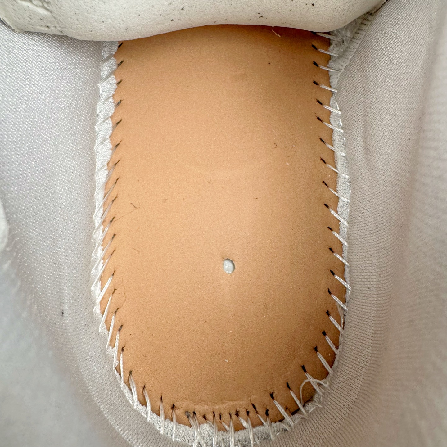 图片[10]-＃VG零售版 BALENCIAGA Runner Sneaker 巴黎世家七代慢跑系列低帮复古野跑潮流运动鞋老爹鞋 尼龙和网布材质 磨损效果 鞋头边缘印有尺码 背面浮印尺码 外侧印有跑者徽标 鞋舌刺绣 Balenciaga 品牌标识 鞋跟背面 Balenciaga品牌标识 材质采用65%聚氨酯、35%聚酯纤维 全新 Runner 鞋型轮廓借鉴于 2000 年初的复古线条 搭载大网眼面料制成鞋面基础，由粉色、白色尼龍与橡胶质地覆盖鞋面诠释线条感 当中透过几道手缝线与折损痕更是精准的掌握历经时间淬炼的破旧痕迹 延续其手法至鞋领、鞋跟、鞋带、中底等部分均饰有破损及脏污之貌 尤其是鞋领处与鞋带孔眼条更是采用不规则做旧技术将内容物泡棉随机露出 尺码：35 36 37 38 39 40 41 42 43 44 45 46-选品中心