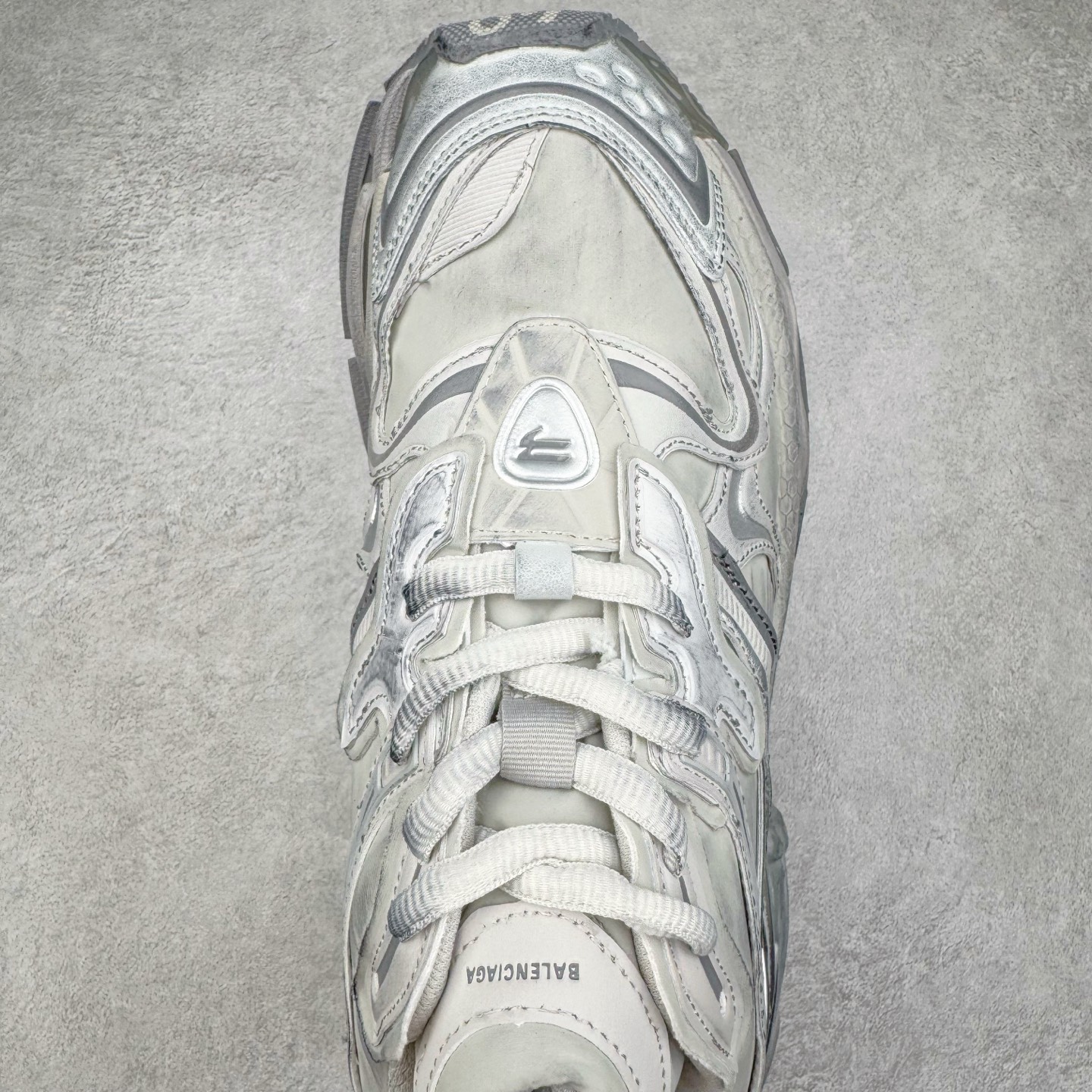 图片[4]-＃VG零售版 BALENCIAGA Runner Sneaker 巴黎世家七代慢跑系列低帮复古野跑潮流运动鞋老爹鞋 尼龙和网布材质 磨损效果 鞋头边缘印有尺码 背面浮印尺码 外侧印有跑者徽标 鞋舌刺绣 Balenciaga 品牌标识 鞋跟背面 Balenciaga品牌标识 材质采用65%聚氨酯、35%聚酯纤维 全新 Runner 鞋型轮廓借鉴于 2000 年初的复古线条 搭载大网眼面料制成鞋面基础，由粉色、白色尼龍与橡胶质地覆盖鞋面诠释线条感 当中透过几道手缝线与折损痕更是精准的掌握历经时间淬炼的破旧痕迹 延续其手法至鞋领、鞋跟、鞋带、中底等部分均饰有破损及脏污之貌 尤其是鞋领处与鞋带孔眼条更是采用不规则做旧技术将内容物泡棉随机露出 尺码：35 36 37 38 39 40 41 42 43 44 45 46-选品中心