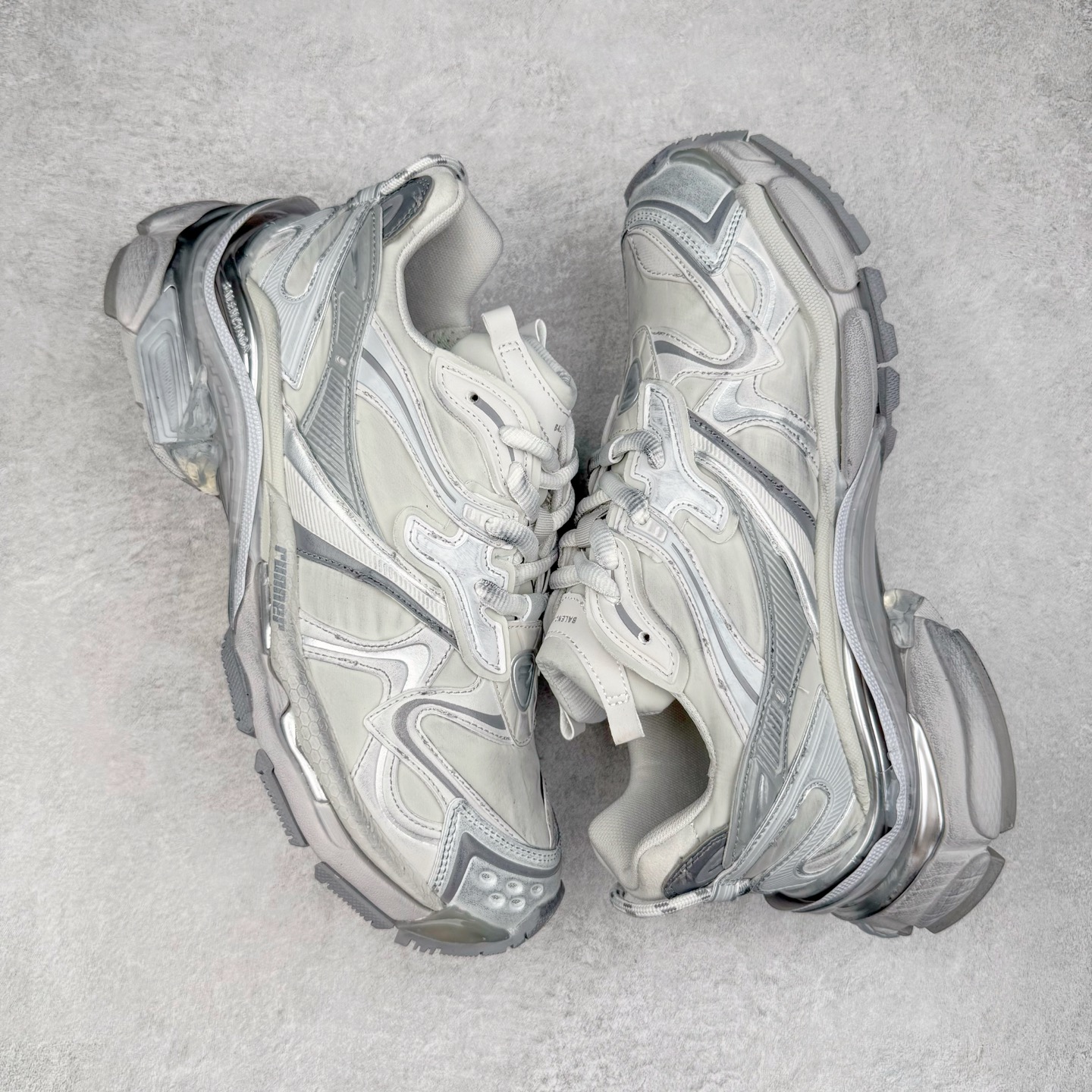 图片[3]-＃VG零售版 BALENCIAGA Runner Sneaker 巴黎世家七代慢跑系列低帮复古野跑潮流运动鞋老爹鞋 尼龙和网布材质 磨损效果 鞋头边缘印有尺码 背面浮印尺码 外侧印有跑者徽标 鞋舌刺绣 Balenciaga 品牌标识 鞋跟背面 Balenciaga品牌标识 材质采用65%聚氨酯、35%聚酯纤维 全新 Runner 鞋型轮廓借鉴于 2000 年初的复古线条 搭载大网眼面料制成鞋面基础，由粉色、白色尼龍与橡胶质地覆盖鞋面诠释线条感 当中透过几道手缝线与折损痕更是精准的掌握历经时间淬炼的破旧痕迹 延续其手法至鞋领、鞋跟、鞋带、中底等部分均饰有破损及脏污之貌 尤其是鞋领处与鞋带孔眼条更是采用不规则做旧技术将内容物泡棉随机露出 尺码：35 36 37 38 39 40 41 42 43 44 45 46-选品中心