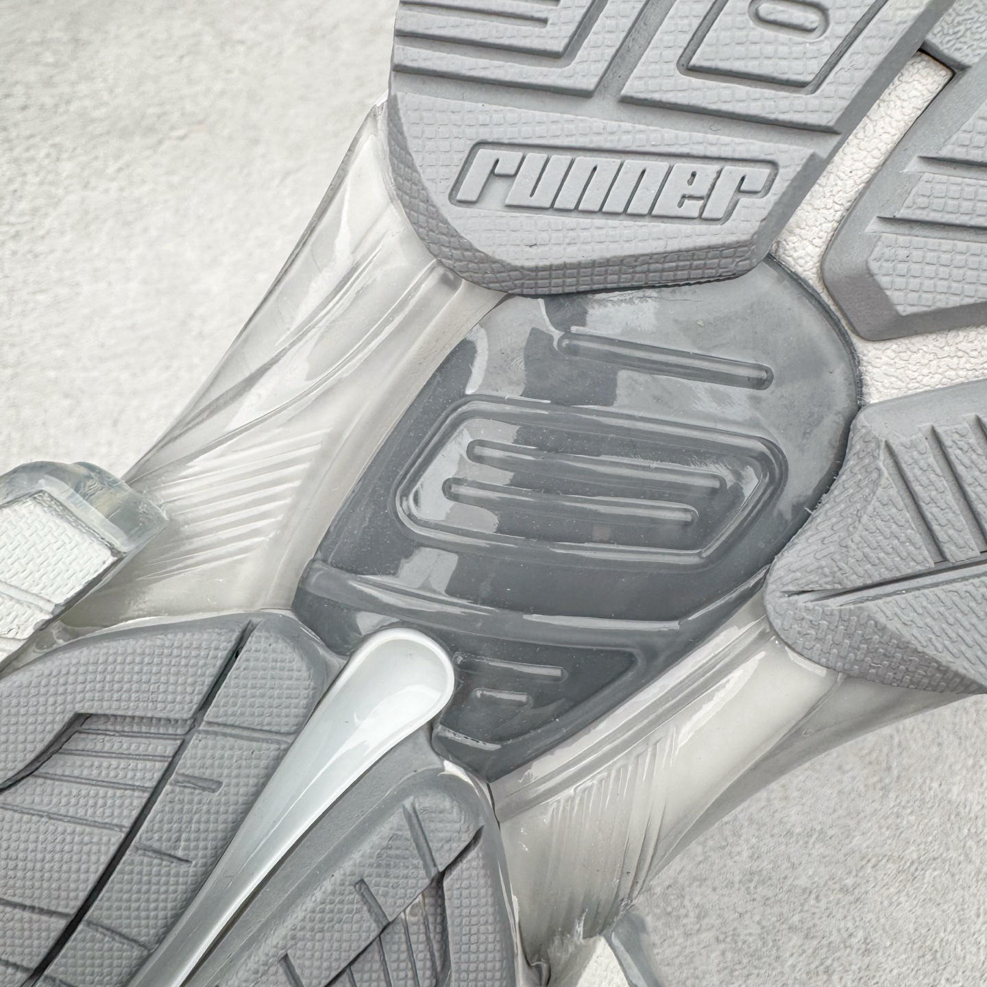 图片[18]-＃VG零售版 BALENCIAGA Runner Sneaker 巴黎世家七代慢跑系列低帮复古野跑潮流运动鞋老爹鞋 尼龙和网布材质 磨损效果 鞋头边缘印有尺码 背面浮印尺码 外侧印有跑者徽标 鞋舌刺绣 Balenciaga 品牌标识 鞋跟背面 Balenciaga品牌标识 材质采用65%聚氨酯、35%聚酯纤维 全新 Runner 鞋型轮廓借鉴于 2000 年初的复古线条 搭载大网眼面料制成鞋面基础，由粉色、白色尼龍与橡胶质地覆盖鞋面诠释线条感 当中透过几道手缝线与折损痕更是精准的掌握历经时间淬炼的破旧痕迹 延续其手法至鞋领、鞋跟、鞋带、中底等部分均饰有破损及脏污之貌 尤其是鞋领处与鞋带孔眼条更是采用不规则做旧技术将内容物泡棉随机露出 尺码：35 36 37 38 39 40 41 42 43 44 45 46-选品中心