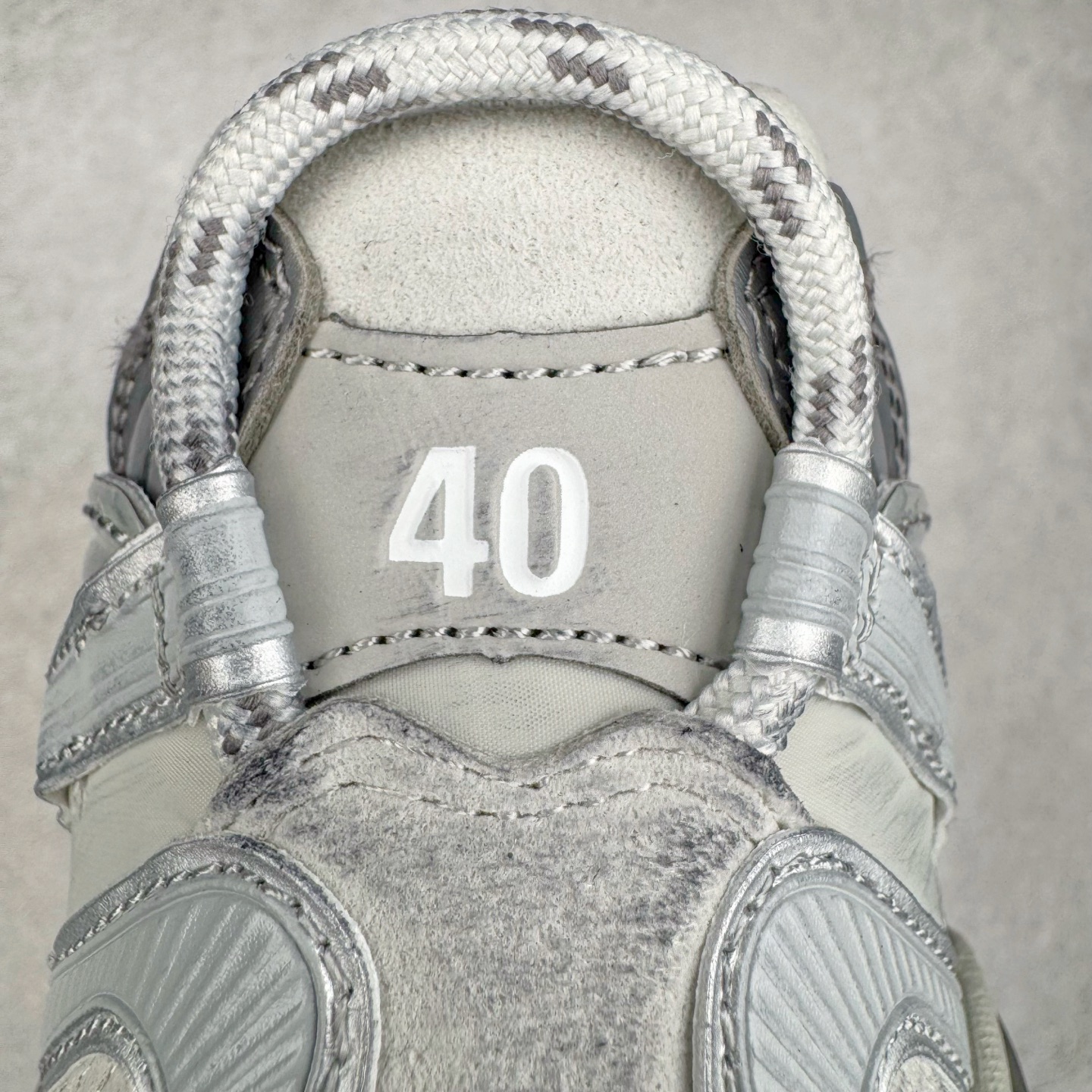 图片[19]-＃VG零售版 BALENCIAGA Runner Sneaker 巴黎世家七代慢跑系列低帮复古野跑潮流运动鞋老爹鞋 尼龙和网布材质 磨损效果 鞋头边缘印有尺码 背面浮印尺码 外侧印有跑者徽标 鞋舌刺绣 Balenciaga 品牌标识 鞋跟背面 Balenciaga品牌标识 材质采用65%聚氨酯、35%聚酯纤维 全新 Runner 鞋型轮廓借鉴于 2000 年初的复古线条 搭载大网眼面料制成鞋面基础，由粉色、白色尼龍与橡胶质地覆盖鞋面诠释线条感 当中透过几道手缝线与折损痕更是精准的掌握历经时间淬炼的破旧痕迹 延续其手法至鞋领、鞋跟、鞋带、中底等部分均饰有破损及脏污之貌 尤其是鞋领处与鞋带孔眼条更是采用不规则做旧技术将内容物泡棉随机露出 尺码：35 36 37 38 39 40 41 42 43 44 45 46-选品中心