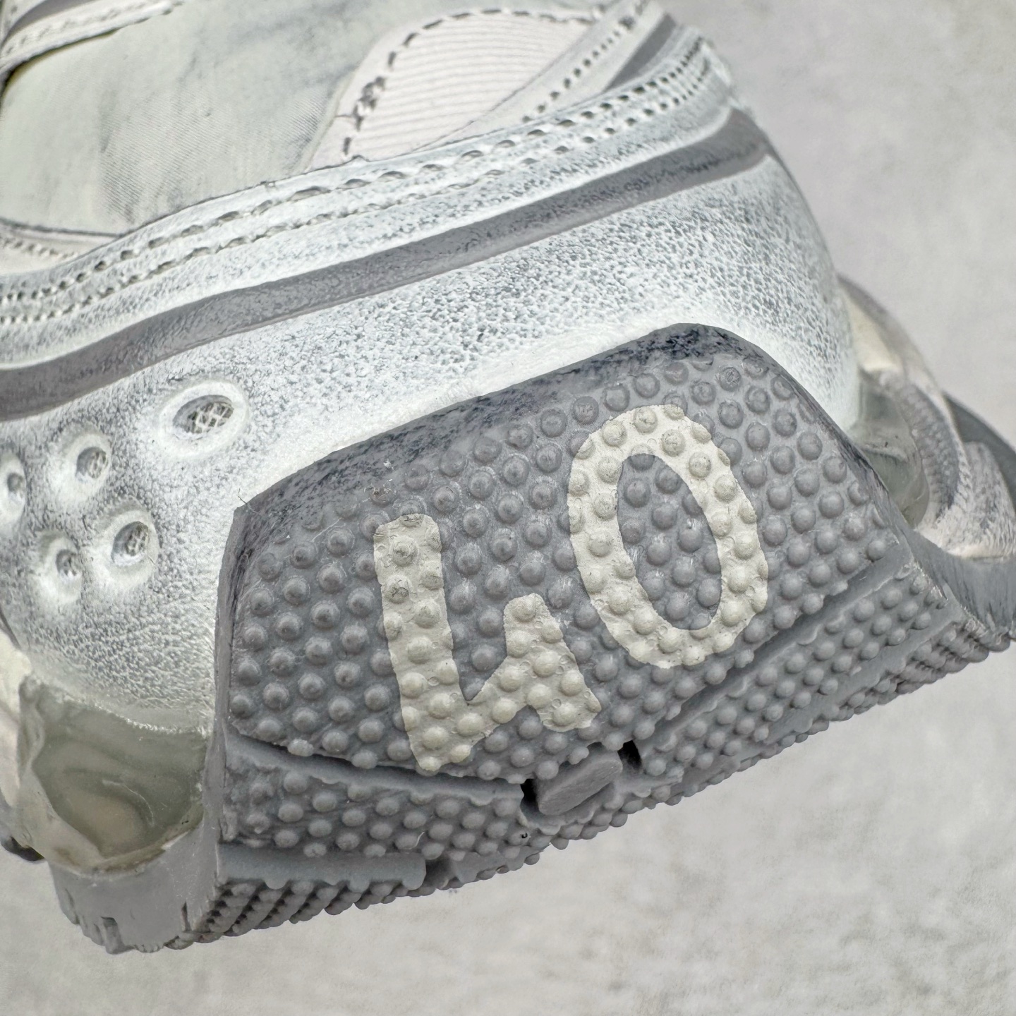 图片[13]-＃VG零售版 BALENCIAGA Runner Sneaker 巴黎世家七代慢跑系列低帮复古野跑潮流运动鞋老爹鞋 尼龙和网布材质 磨损效果 鞋头边缘印有尺码 背面浮印尺码 外侧印有跑者徽标 鞋舌刺绣 Balenciaga 品牌标识 鞋跟背面 Balenciaga品牌标识 材质采用65%聚氨酯、35%聚酯纤维 全新 Runner 鞋型轮廓借鉴于 2000 年初的复古线条 搭载大网眼面料制成鞋面基础，由粉色、白色尼龍与橡胶质地覆盖鞋面诠释线条感 当中透过几道手缝线与折损痕更是精准的掌握历经时间淬炼的破旧痕迹 延续其手法至鞋领、鞋跟、鞋带、中底等部分均饰有破损及脏污之貌 尤其是鞋领处与鞋带孔眼条更是采用不规则做旧技术将内容物泡棉随机露出 尺码：35 36 37 38 39 40 41 42 43 44 45 46-选品中心