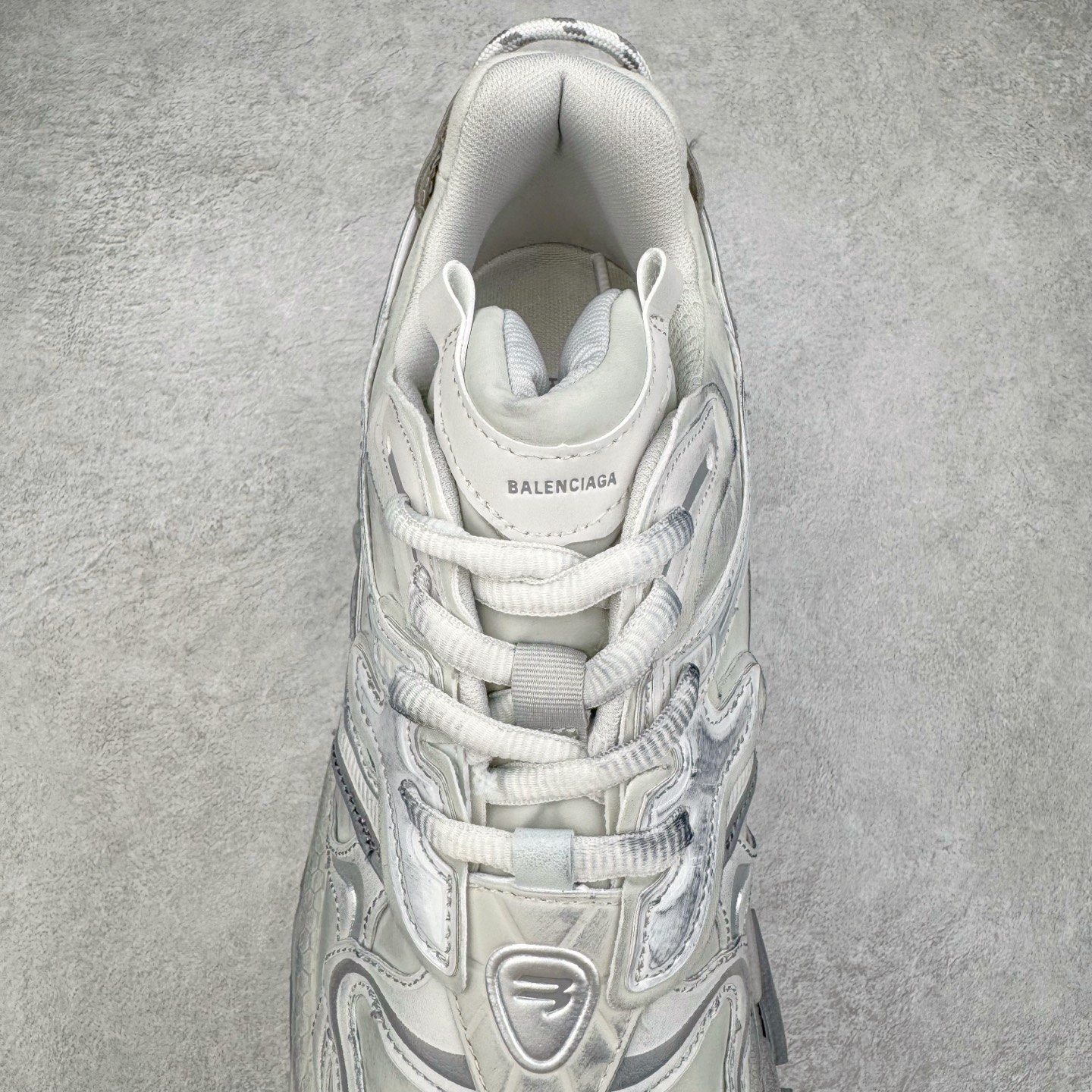 图片[5]-＃VG零售版 BALENCIAGA Runner Sneaker 巴黎世家七代慢跑系列低帮复古野跑潮流运动鞋老爹鞋 尼龙和网布材质 磨损效果 鞋头边缘印有尺码 背面浮印尺码 外侧印有跑者徽标 鞋舌刺绣 Balenciaga 品牌标识 鞋跟背面 Balenciaga品牌标识 材质采用65%聚氨酯、35%聚酯纤维 全新 Runner 鞋型轮廓借鉴于 2000 年初的复古线条 搭载大网眼面料制成鞋面基础，由粉色、白色尼龍与橡胶质地覆盖鞋面诠释线条感 当中透过几道手缝线与折损痕更是精准的掌握历经时间淬炼的破旧痕迹 延续其手法至鞋领、鞋跟、鞋带、中底等部分均饰有破损及脏污之貌 尤其是鞋领处与鞋带孔眼条更是采用不规则做旧技术将内容物泡棉随机露出 尺码：35 36 37 38 39 40 41 42 43 44 45 46-选品中心