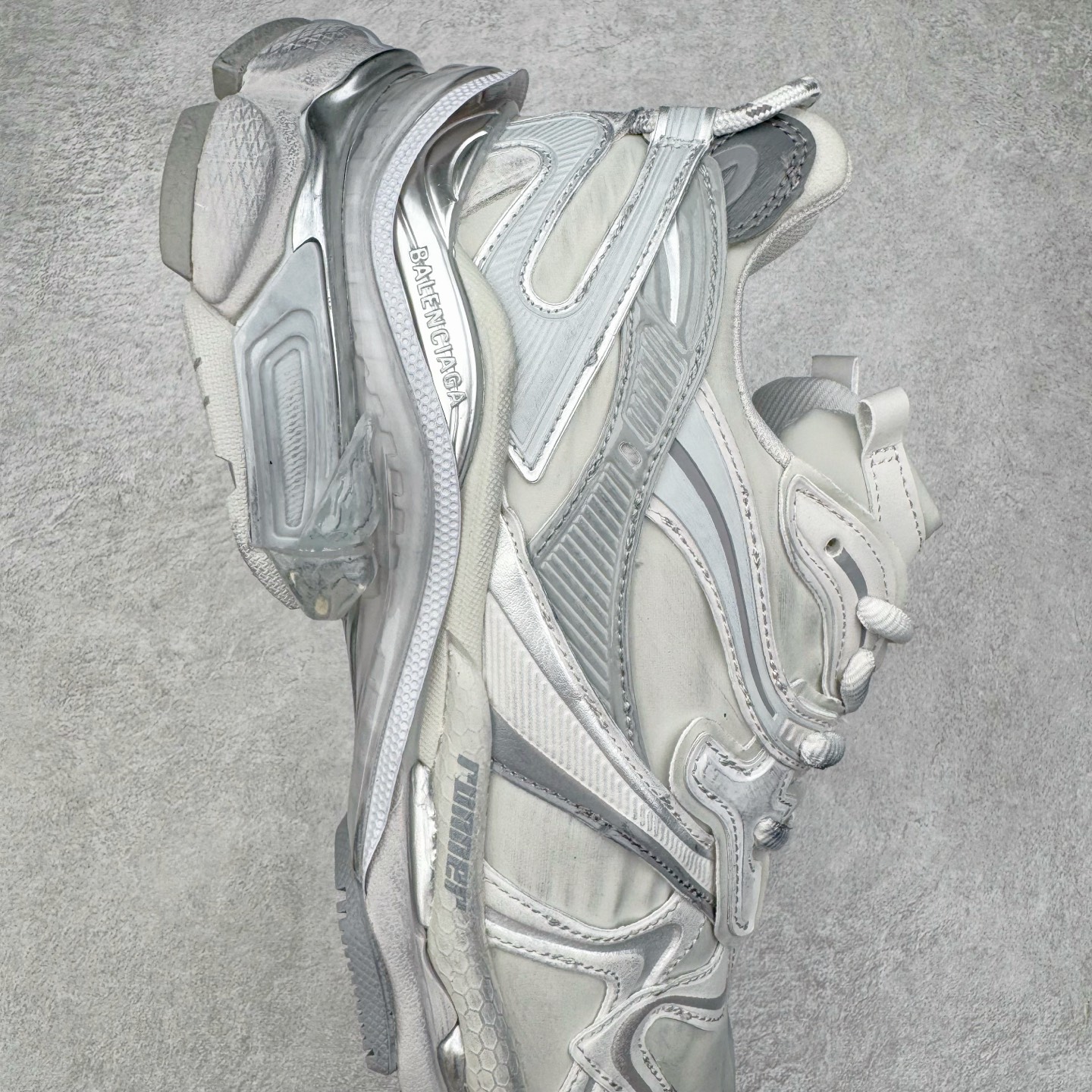 图片[6]-＃VG零售版 BALENCIAGA Runner Sneaker 巴黎世家七代慢跑系列低帮复古野跑潮流运动鞋老爹鞋 尼龙和网布材质 磨损效果 鞋头边缘印有尺码 背面浮印尺码 外侧印有跑者徽标 鞋舌刺绣 Balenciaga 品牌标识 鞋跟背面 Balenciaga品牌标识 材质采用65%聚氨酯、35%聚酯纤维 全新 Runner 鞋型轮廓借鉴于 2000 年初的复古线条 搭载大网眼面料制成鞋面基础，由粉色、白色尼龍与橡胶质地覆盖鞋面诠释线条感 当中透过几道手缝线与折损痕更是精准的掌握历经时间淬炼的破旧痕迹 延续其手法至鞋领、鞋跟、鞋带、中底等部分均饰有破损及脏污之貌 尤其是鞋领处与鞋带孔眼条更是采用不规则做旧技术将内容物泡棉随机露出 尺码：35 36 37 38 39 40 41 42 43 44 45 46-选品中心