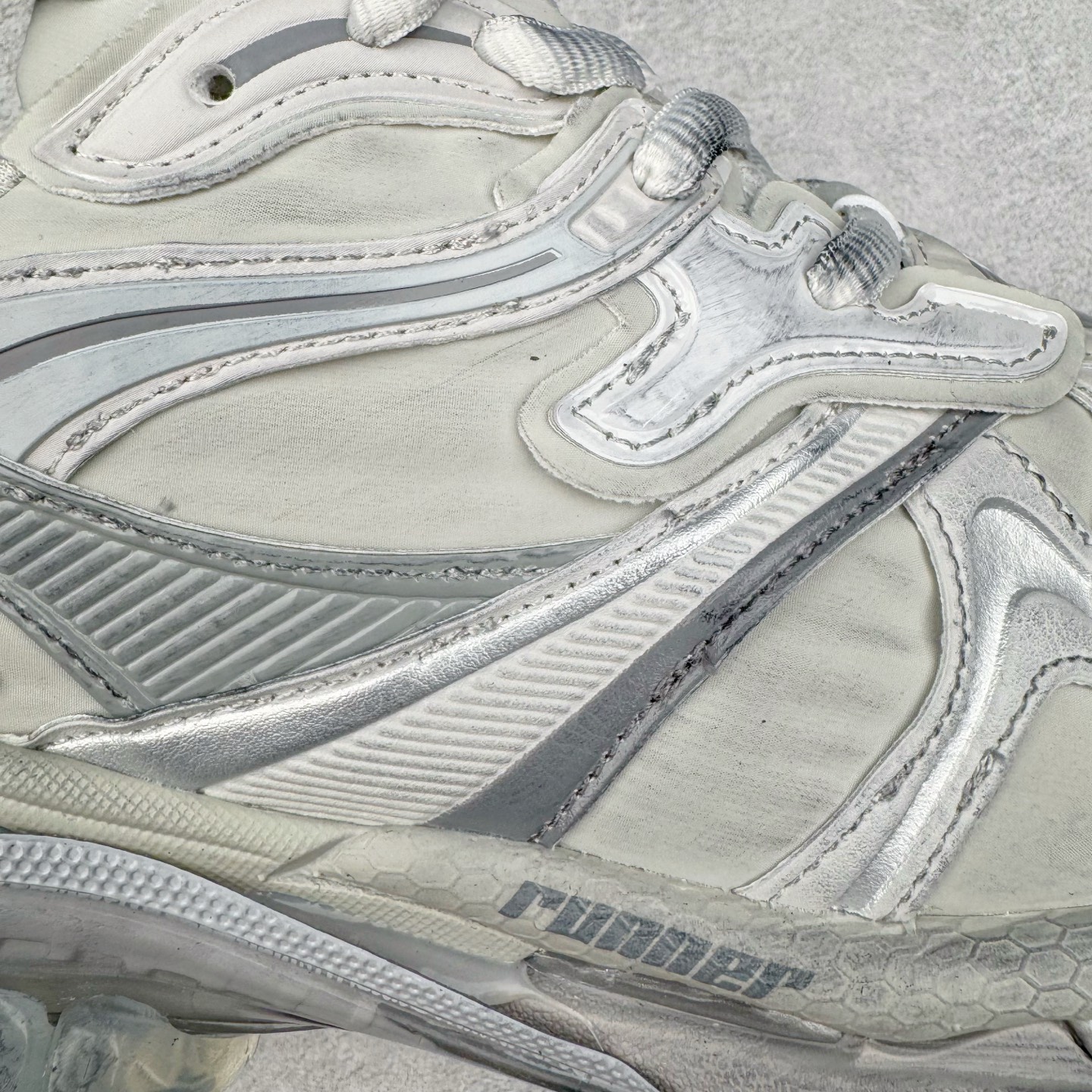 图片[15]-＃VG零售版 BALENCIAGA Runner Sneaker 巴黎世家七代慢跑系列低帮复古野跑潮流运动鞋老爹鞋 尼龙和网布材质 磨损效果 鞋头边缘印有尺码 背面浮印尺码 外侧印有跑者徽标 鞋舌刺绣 Balenciaga 品牌标识 鞋跟背面 Balenciaga品牌标识 材质采用65%聚氨酯、35%聚酯纤维 全新 Runner 鞋型轮廓借鉴于 2000 年初的复古线条 搭载大网眼面料制成鞋面基础，由粉色、白色尼龍与橡胶质地覆盖鞋面诠释线条感 当中透过几道手缝线与折损痕更是精准的掌握历经时间淬炼的破旧痕迹 延续其手法至鞋领、鞋跟、鞋带、中底等部分均饰有破损及脏污之貌 尤其是鞋领处与鞋带孔眼条更是采用不规则做旧技术将内容物泡棉随机露出 尺码：35 36 37 38 39 40 41 42 43 44 45 46-选品中心